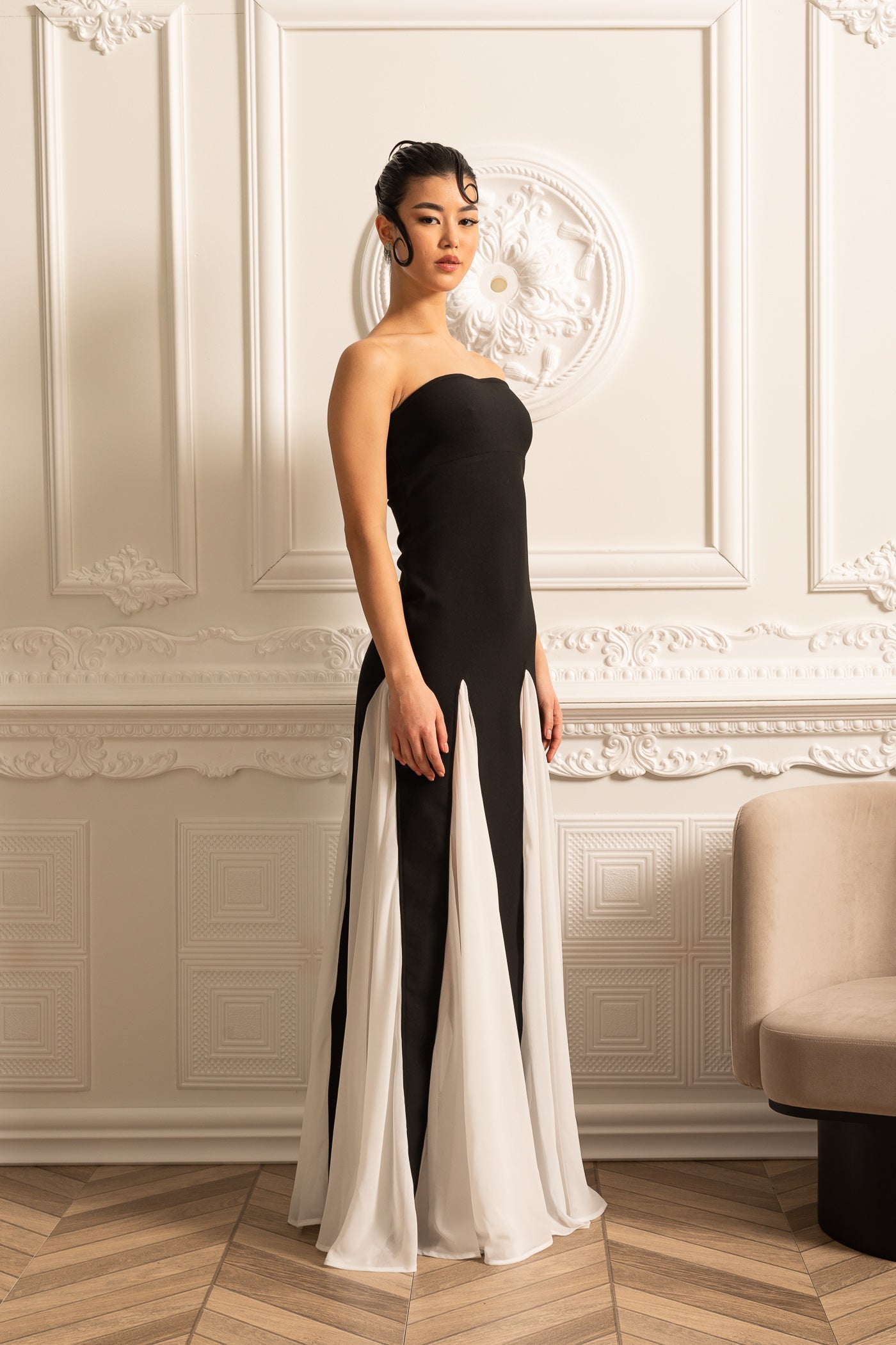 Elegantes Kleid mit kontrastierenden Chiffon-Panel-Akzenten - Schwarz