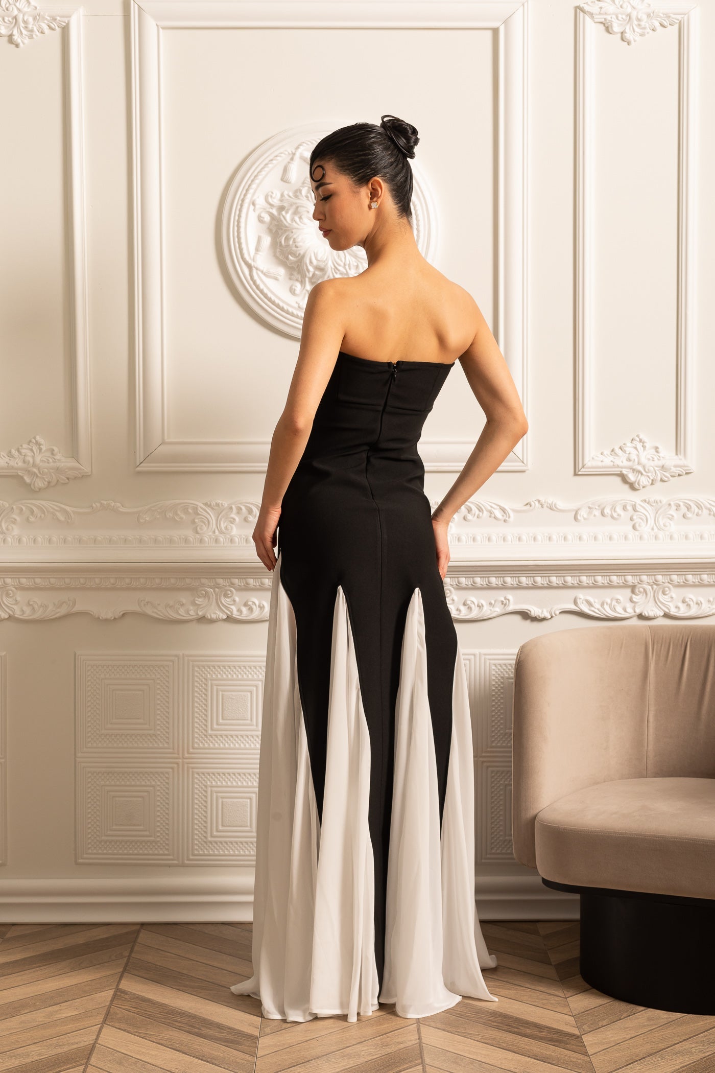 Elegantes Kleid mit kontrastierenden Chiffon-Panel-Akzenten - Schwarz