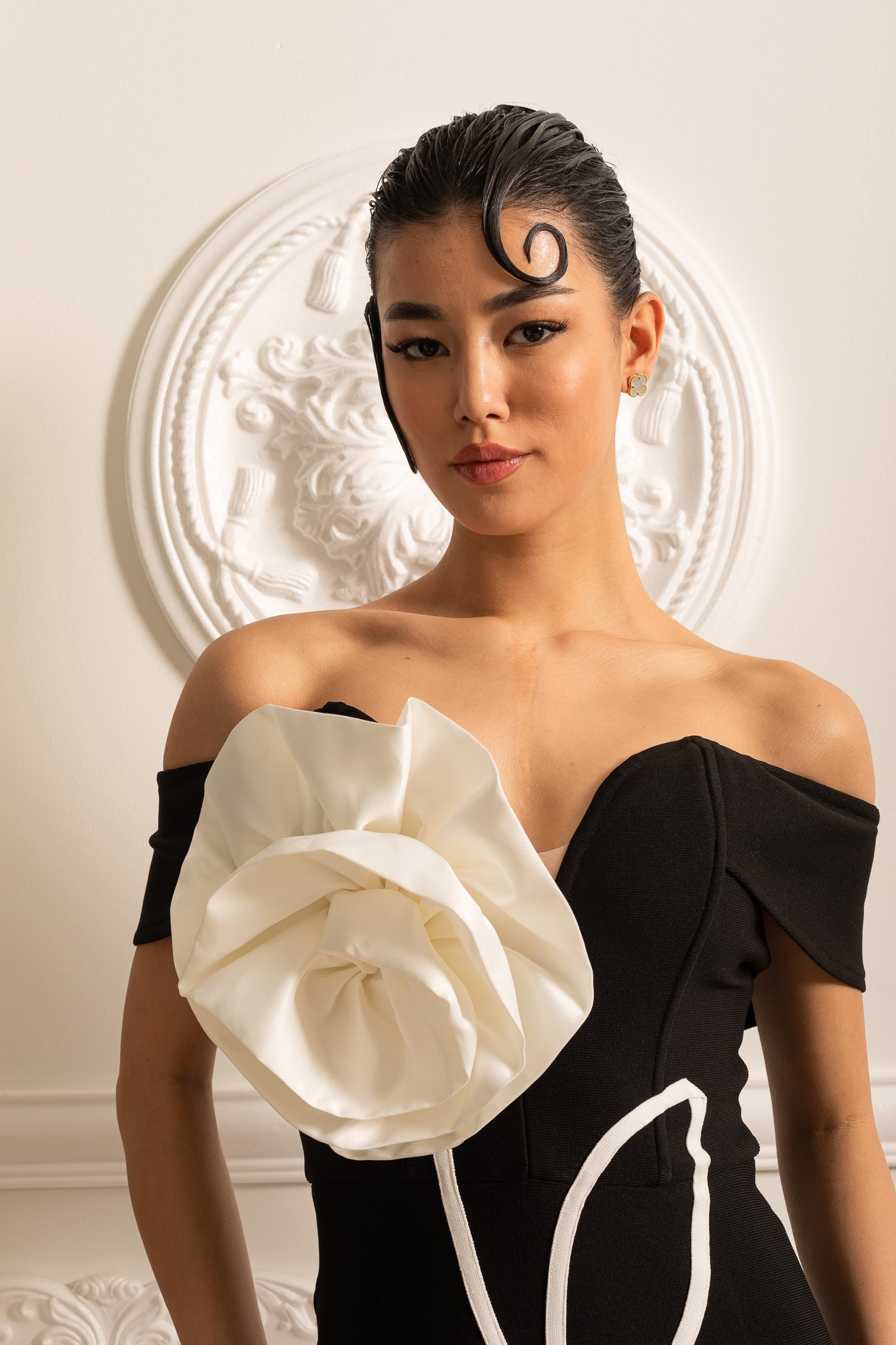 Schulterfreies Minikleid mit großer weißer Blumenapplikation - Schwarz