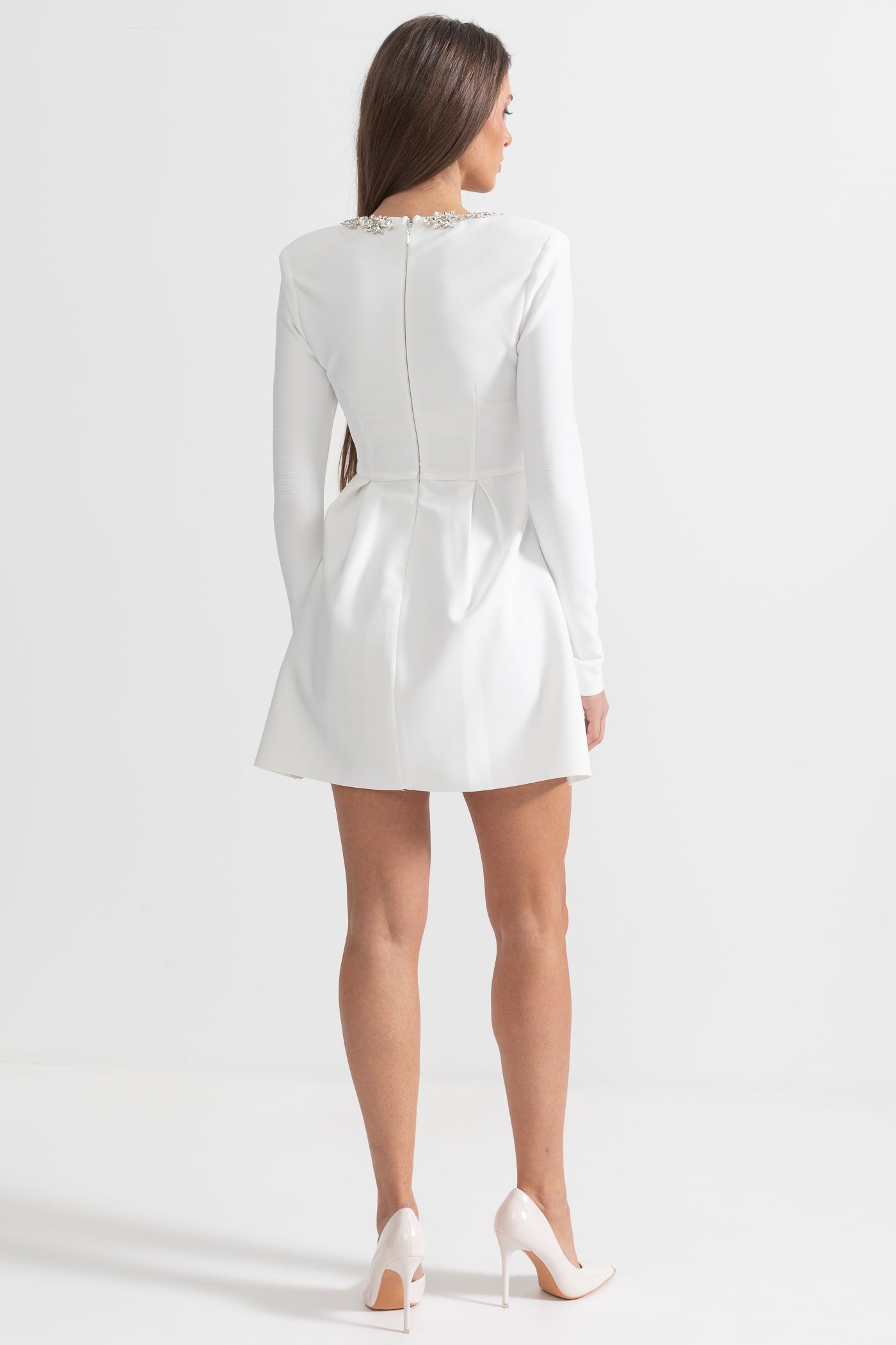 Elegantes Kleid mit quadratischem Ausschnitt und silbernen Blumenverzierungen - Weiß