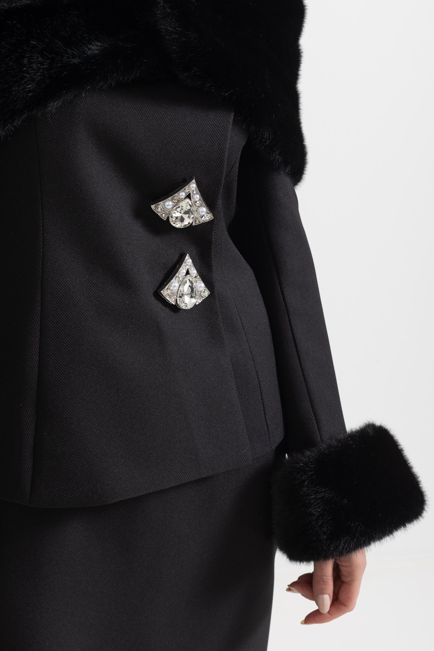 Zweiteiliges Ensemble mit Kunstpelzschal, Manschetten und Midi-Rock – Schwarz