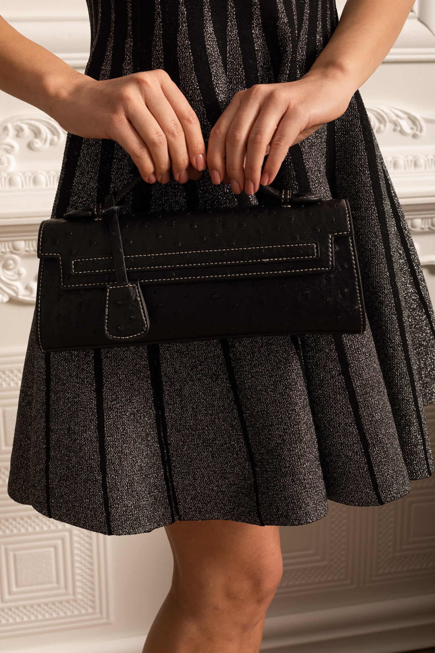 Elegante rechteckige Geldbörse mit gepunktetem Muster – Schwarz