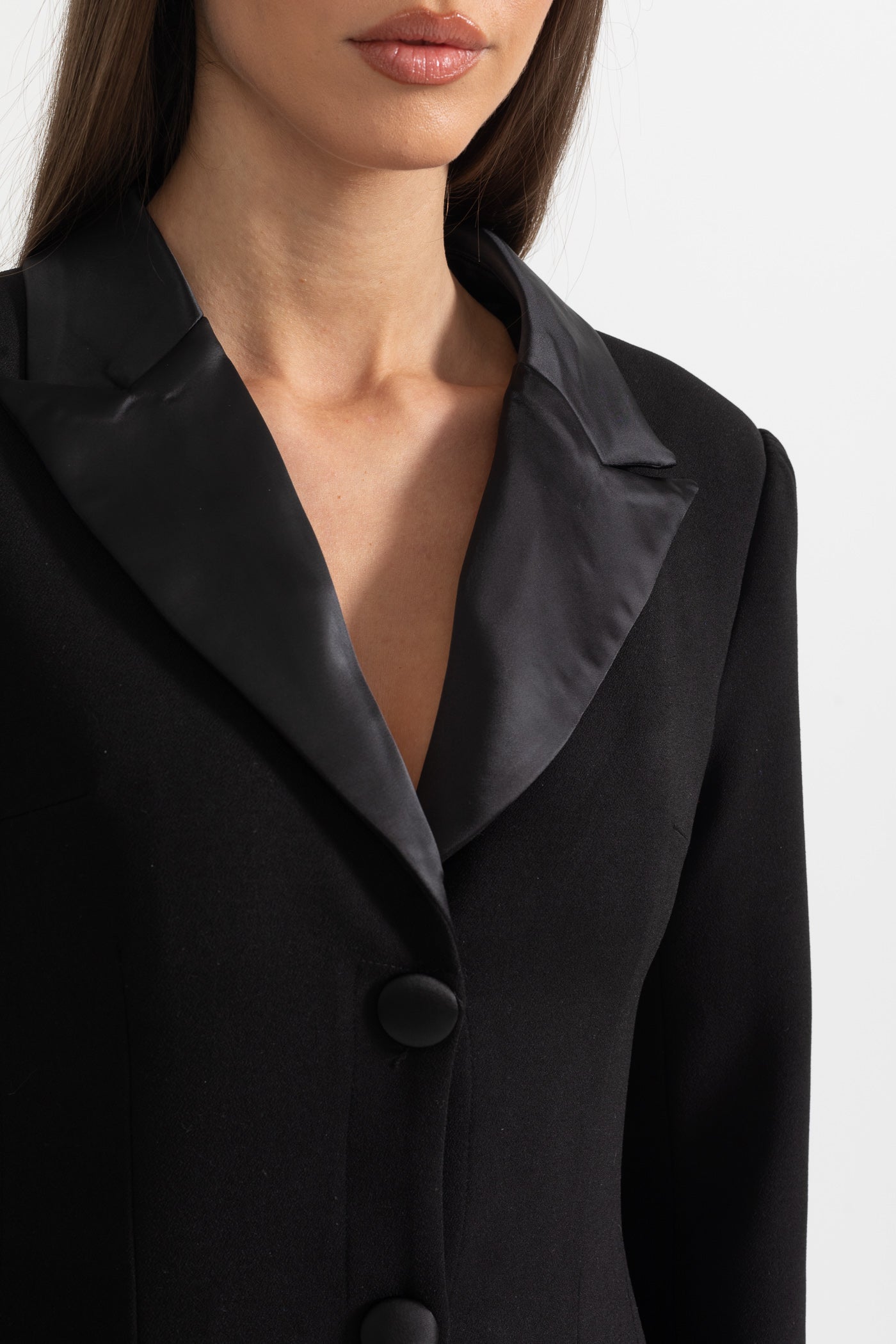 Langes Silhouettenkleid mit Revers und Kristalldetails – Schwarz