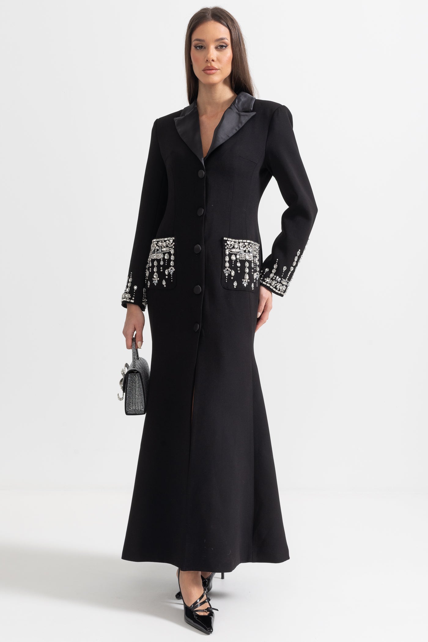 Langes Silhouettenkleid mit Revers und Kristalldetails – Schwarz