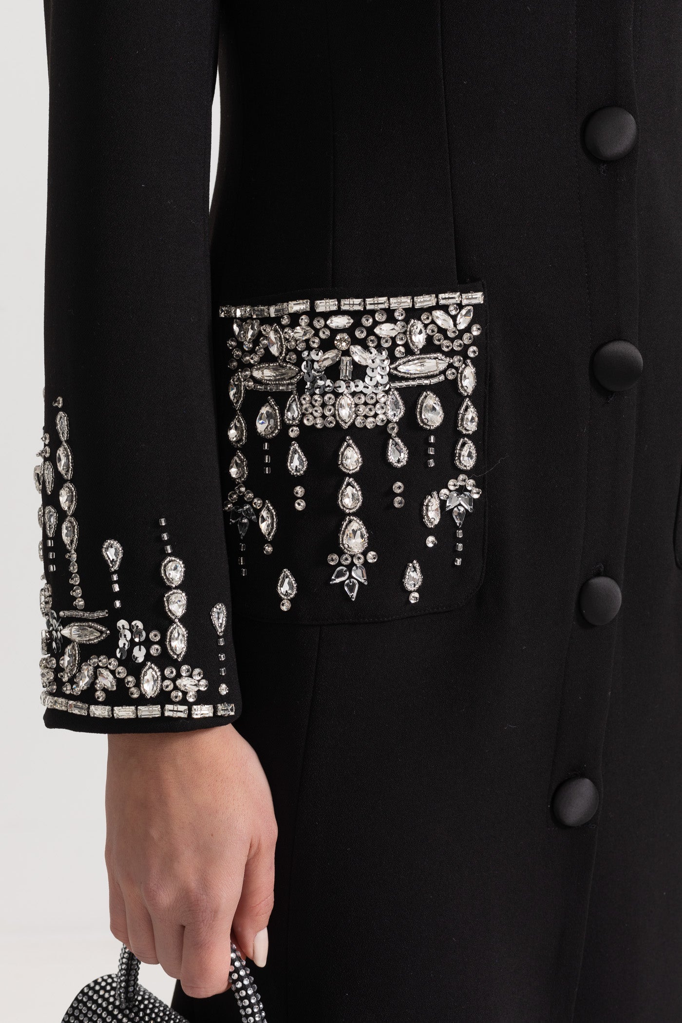 Langes Silhouettenkleid mit Revers und Kristalldetails – Schwarz