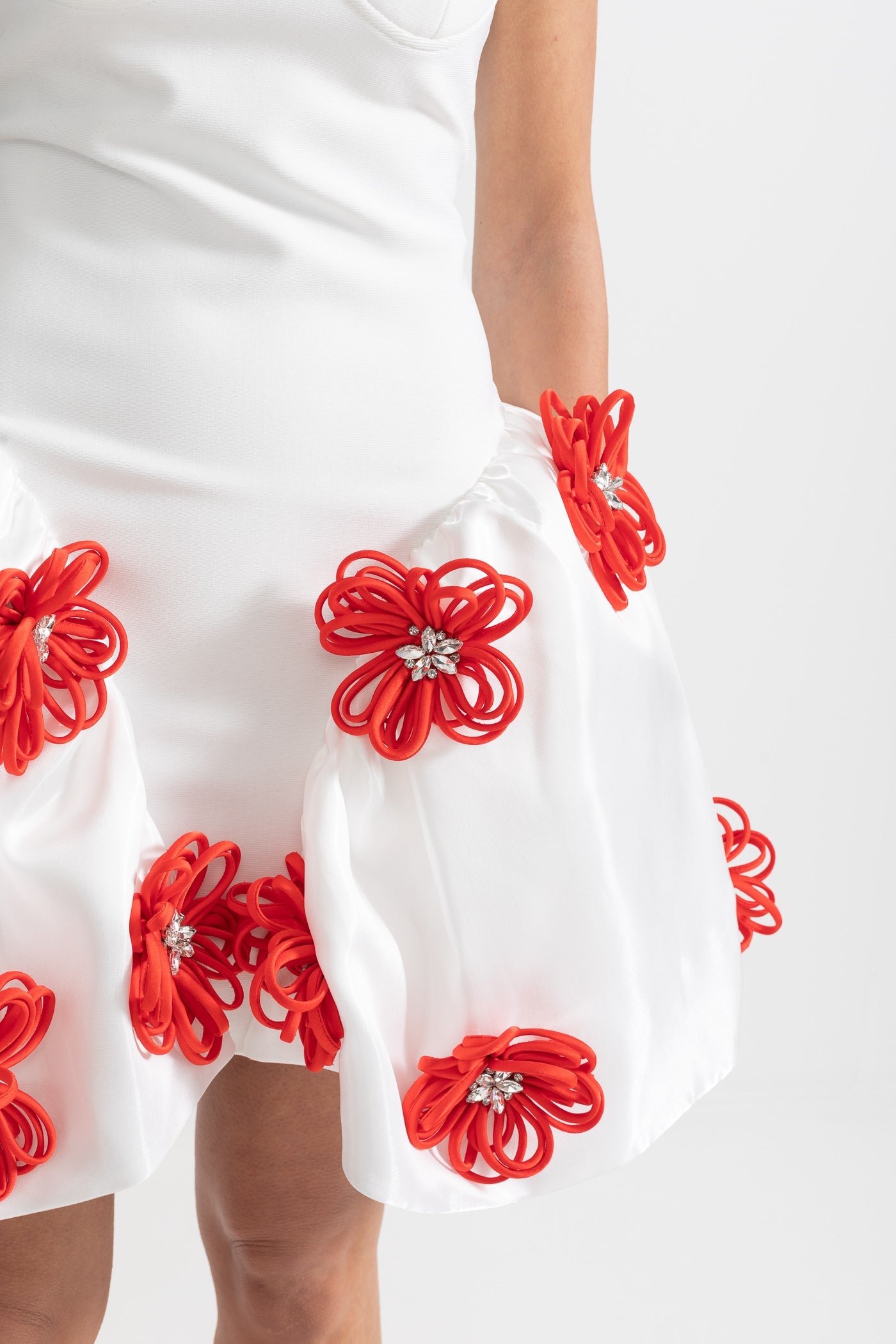 Elegantes Minikleid mit 3D-Silberblumenverzierungen – Weiß