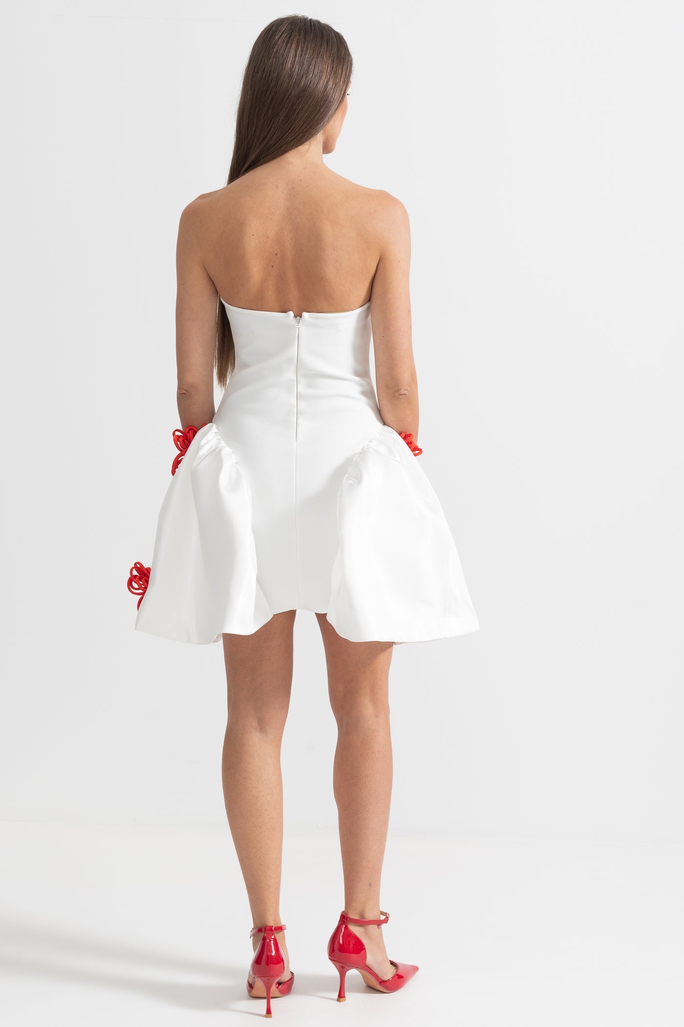 Elegantes Minikleid mit 3D-Silberblumenverzierungen – Weiß