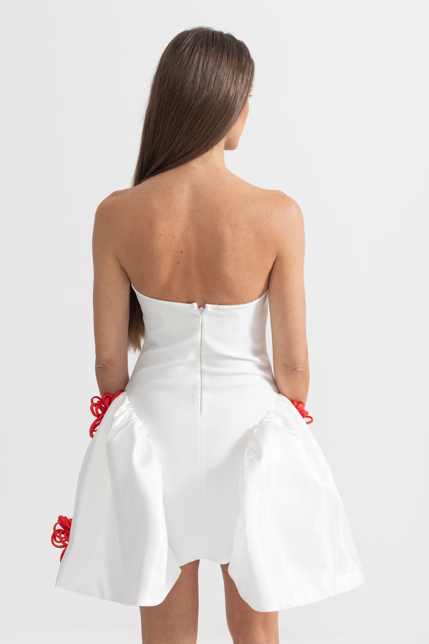 Elegantes Minikleid mit 3D-Silberblumenverzierungen – Weiß