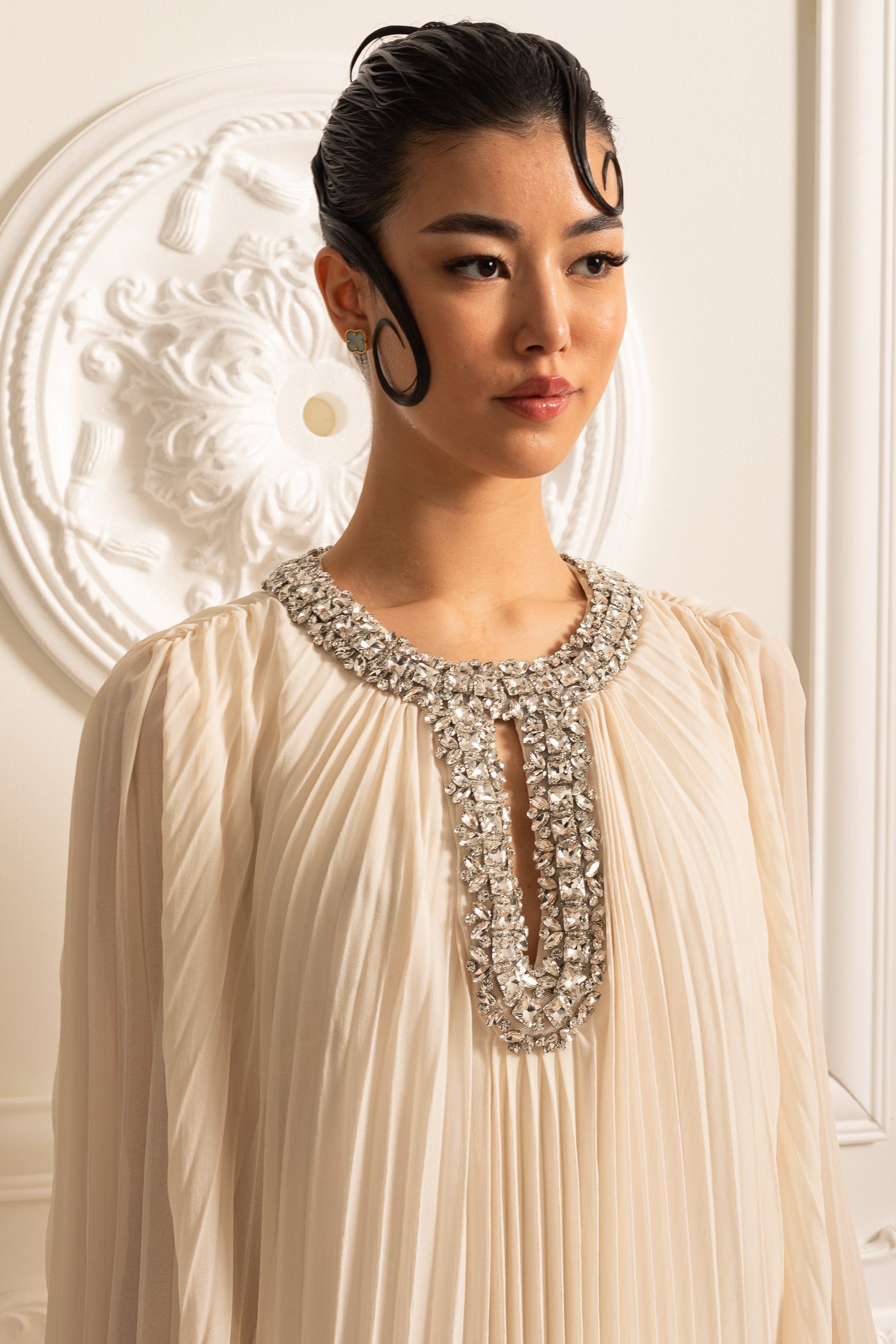 Faltenreiches langes Kleid mit gefiederten Manschetten und funkelndem Ausschnitt – Ivoire