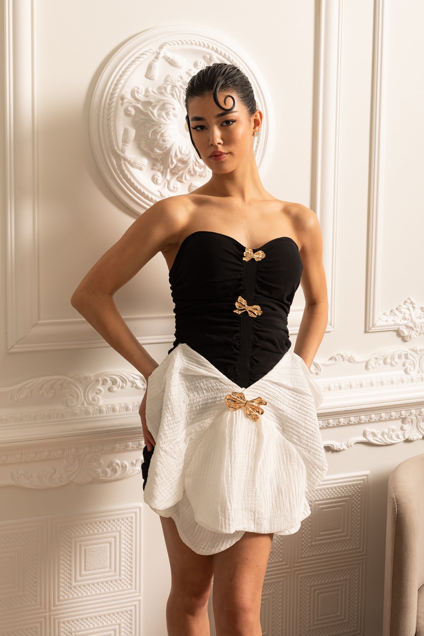 Ärmelloses, tailliertes Kleid mit übergroßer kontrastierender Schleife am Rock – Schwarz