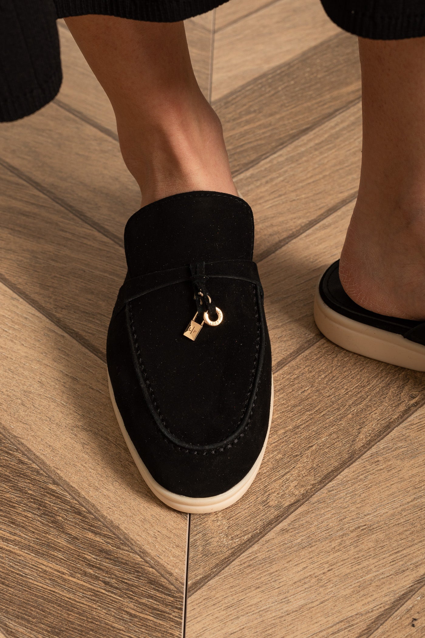 Wildleder-Loafer mit kontrastierender Sohle und Metallanhängern – Schwarz