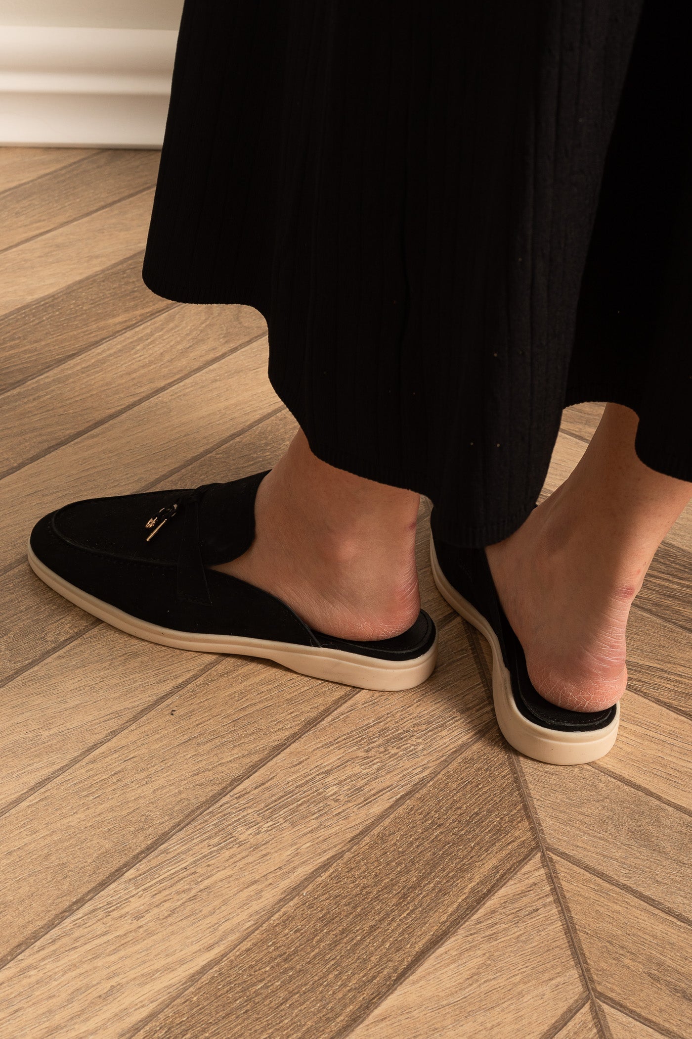 Wildleder-Loafer mit kontrastierender Sohle und Metallanhängern – Schwarz