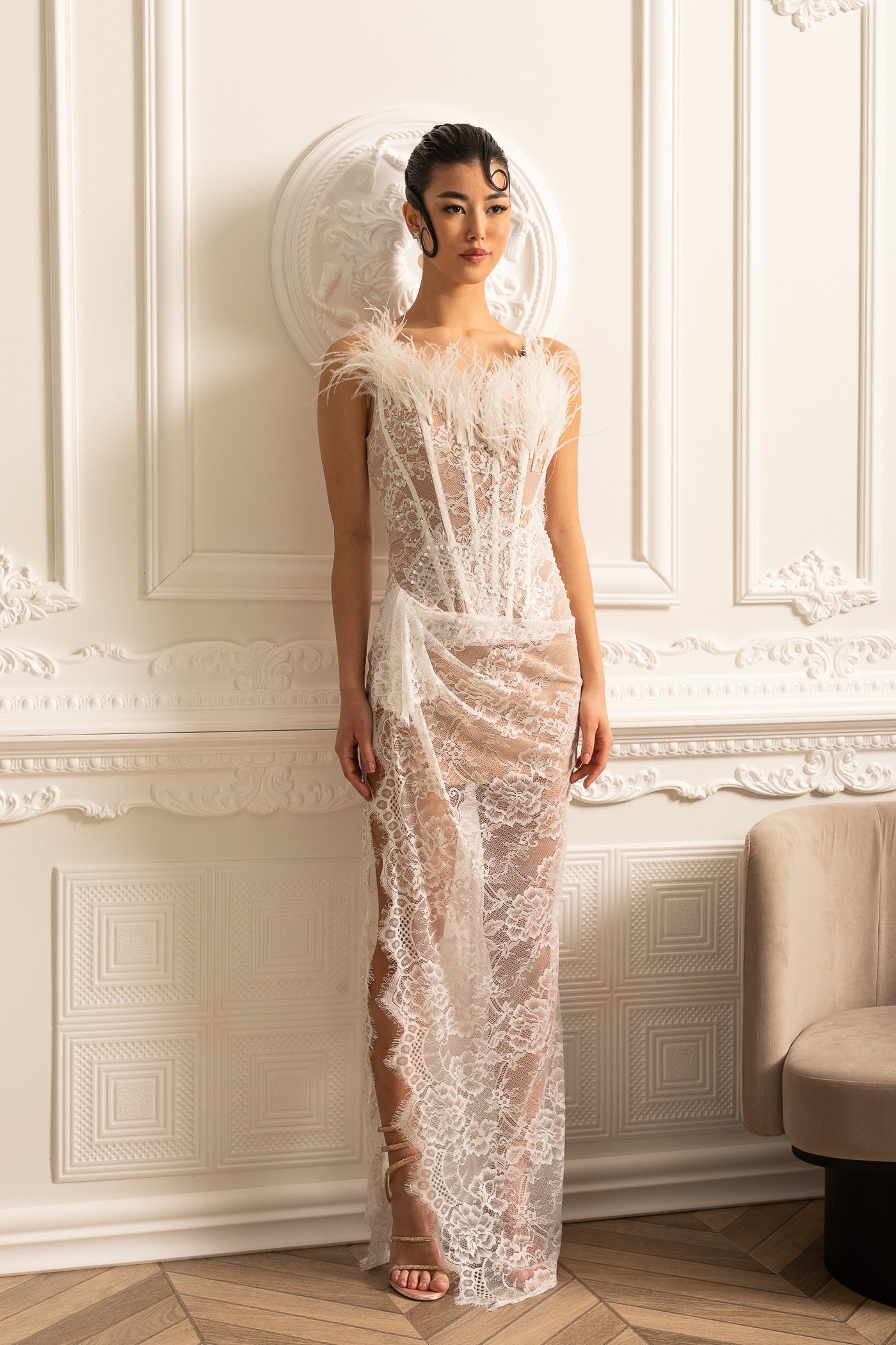 Zartes Spitzenkleid mit Federverzierung am Ausschnitt - Weiß