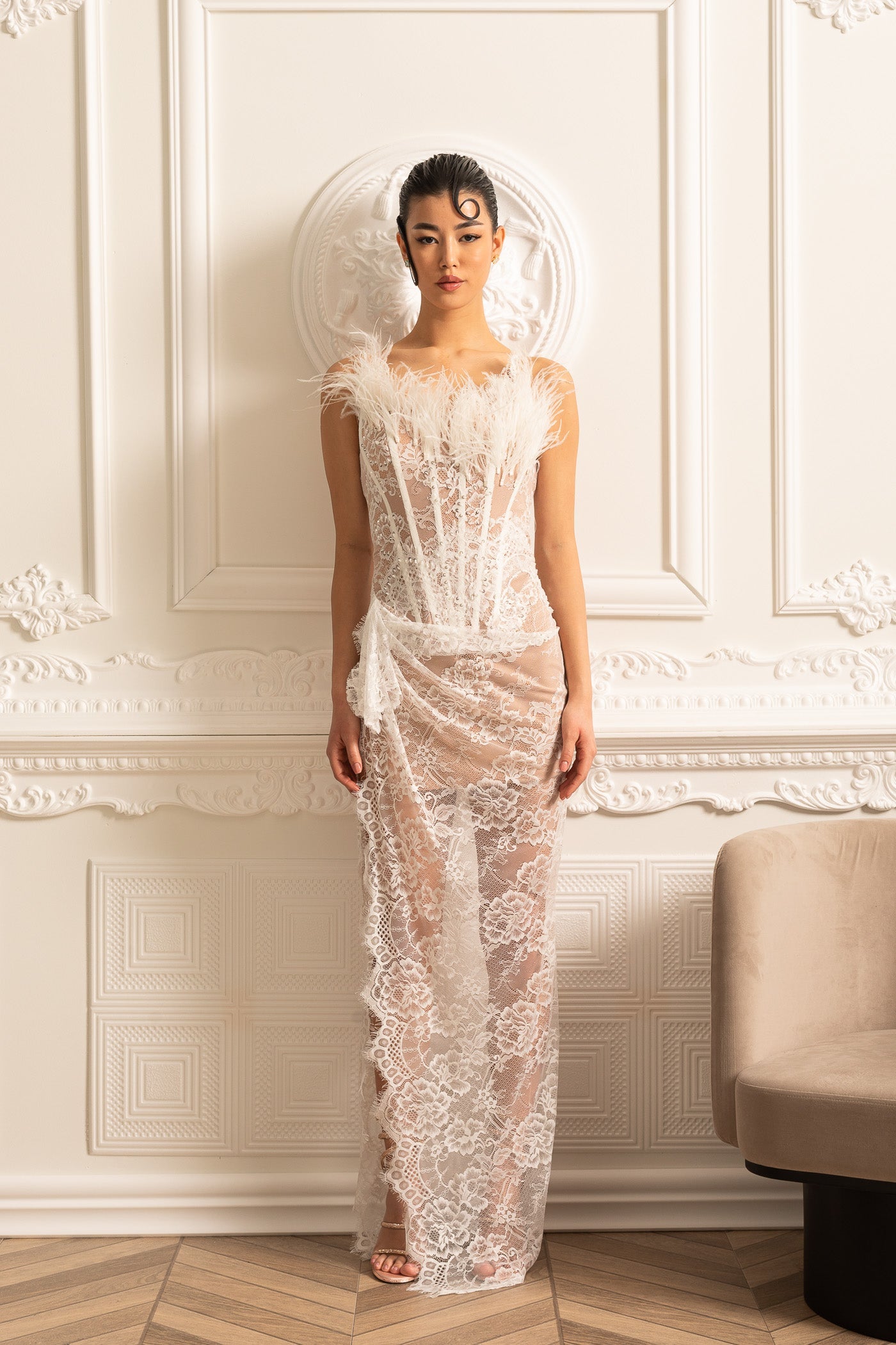 Zartes Spitzenkleid mit Federverzierung am Ausschnitt - Weiß