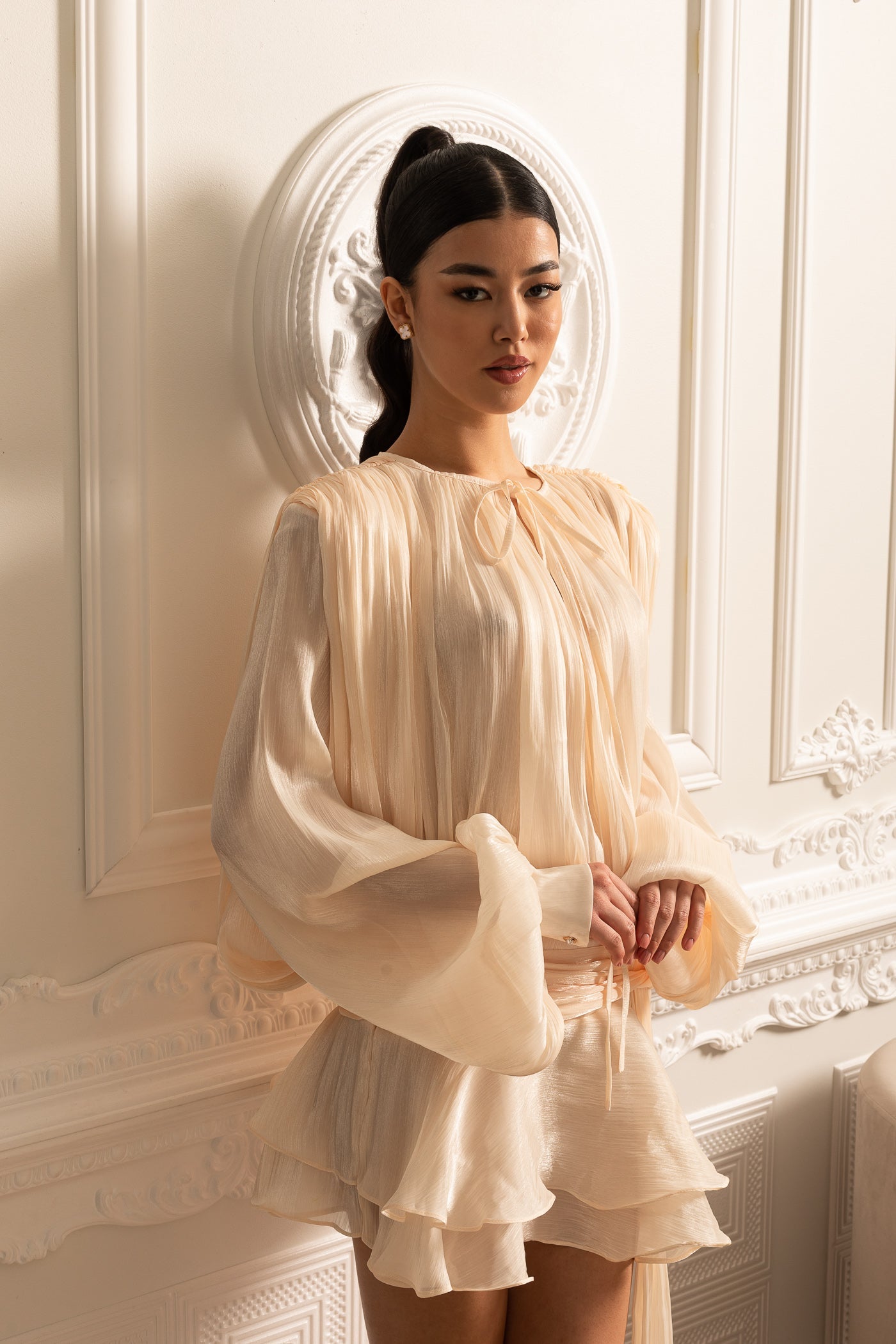 Langes, drapiertes Kleid mit Minirock und gerafftem Taillenbund – Ivoire