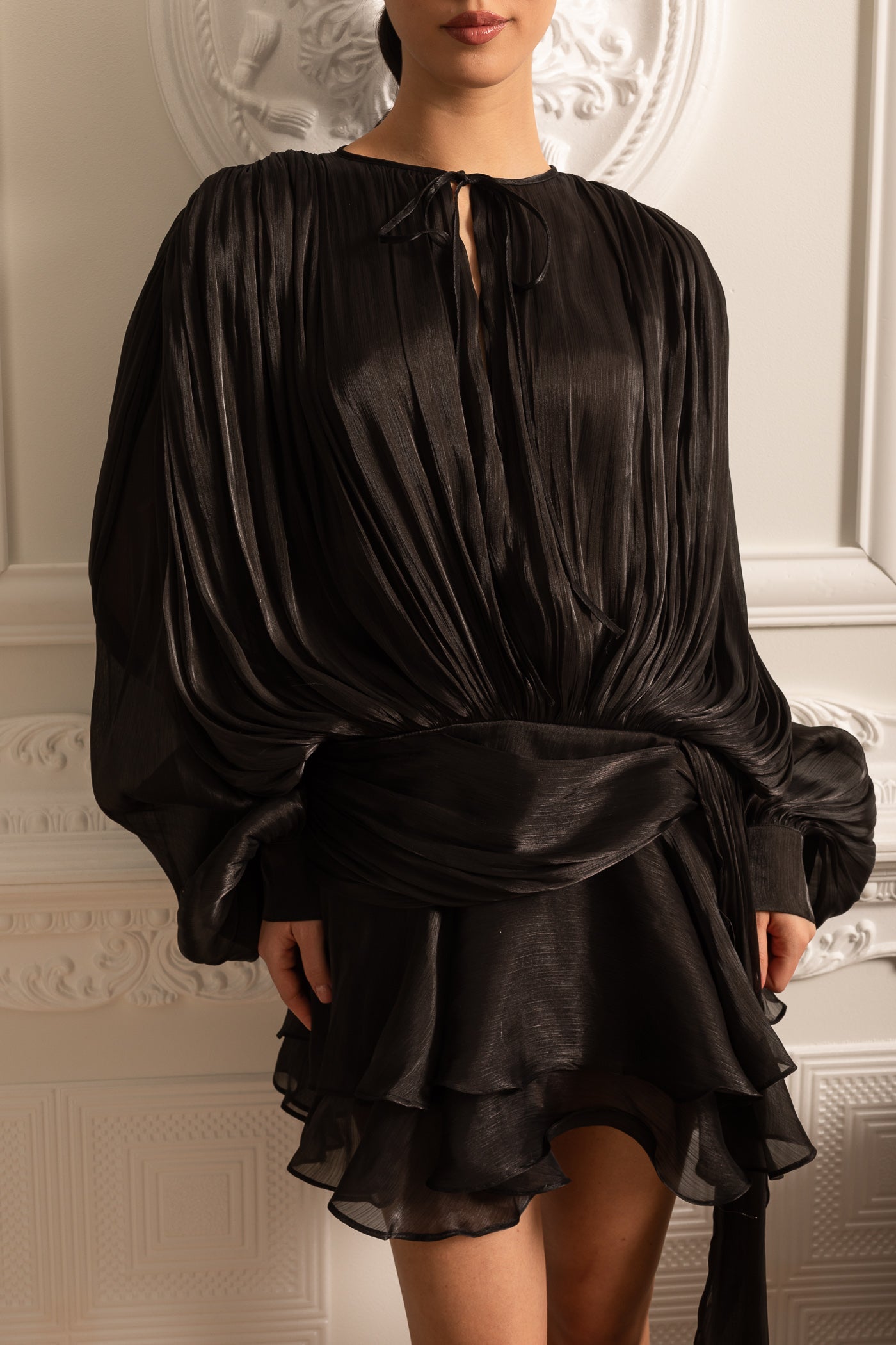 Langes, drapiertes Kleid mit Minirock und gerafftem Taillenbund – Schwarz