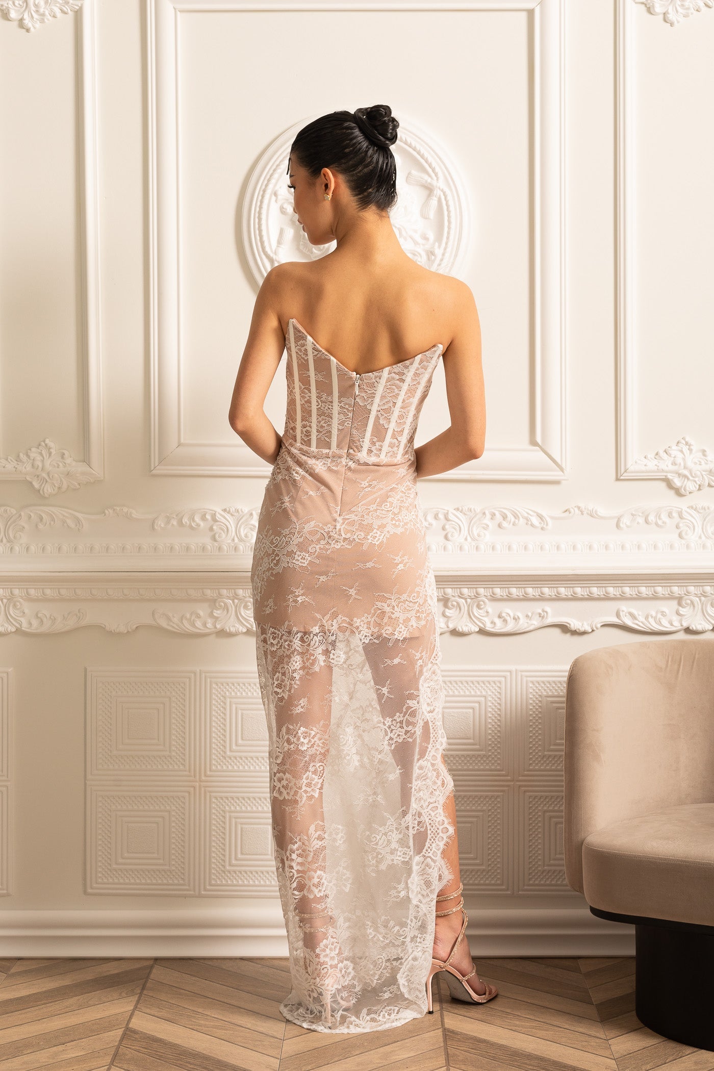 Zartes Spitzenkleid mit Federverzierung am Ausschnitt - Weiß