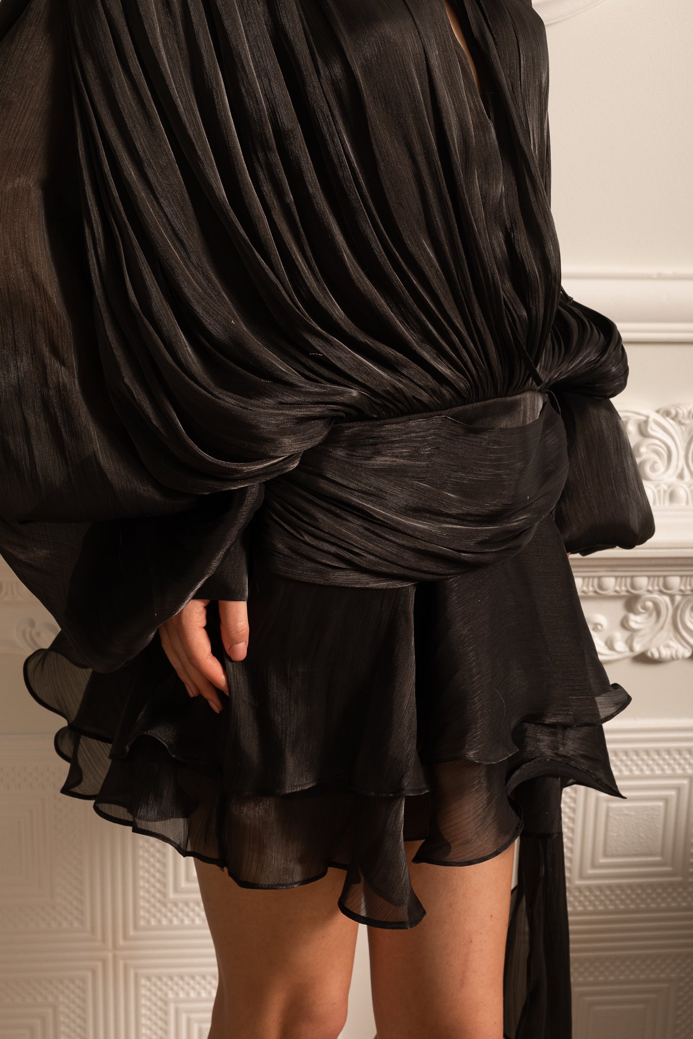 Langes, drapiertes Kleid mit Minirock und gerafftem Taillenbund – Schwarz