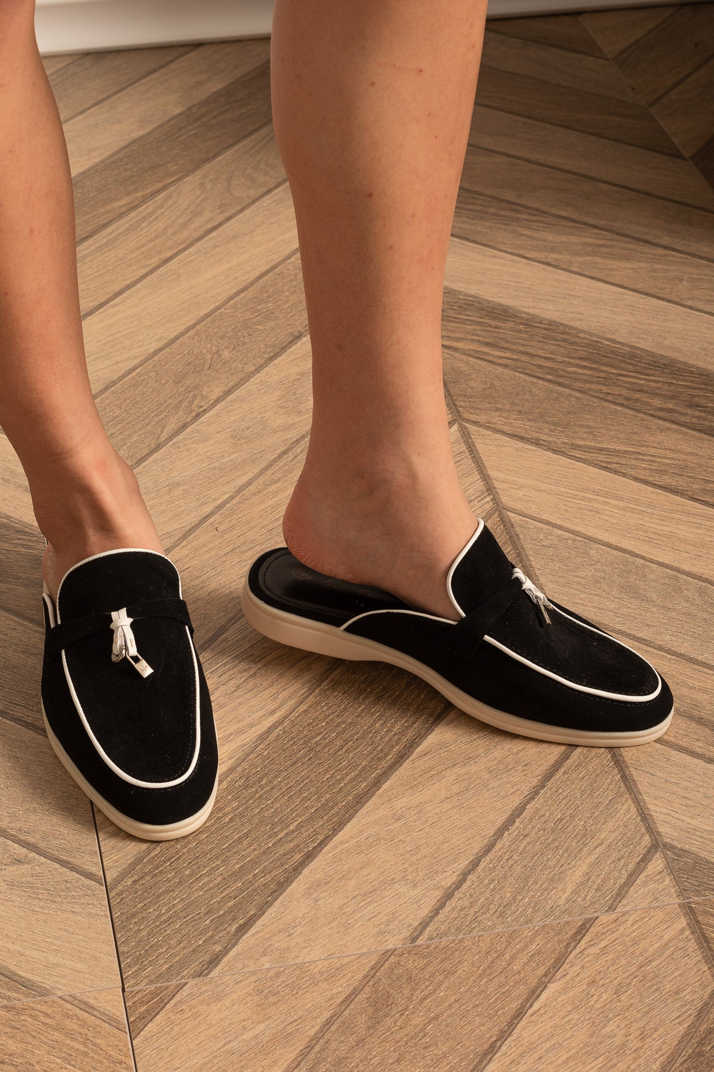 Wildleder-Loafer mit kontrastierender Sohle und Metallanhängern – Schwarz/Weiß