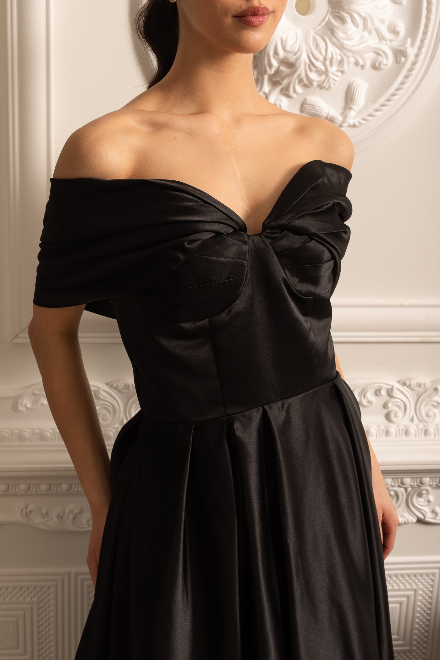 Schulterfreies Satin-Kleid mit drapiertem Rock und Rückenverschluss mit Schnürung - Schwarz