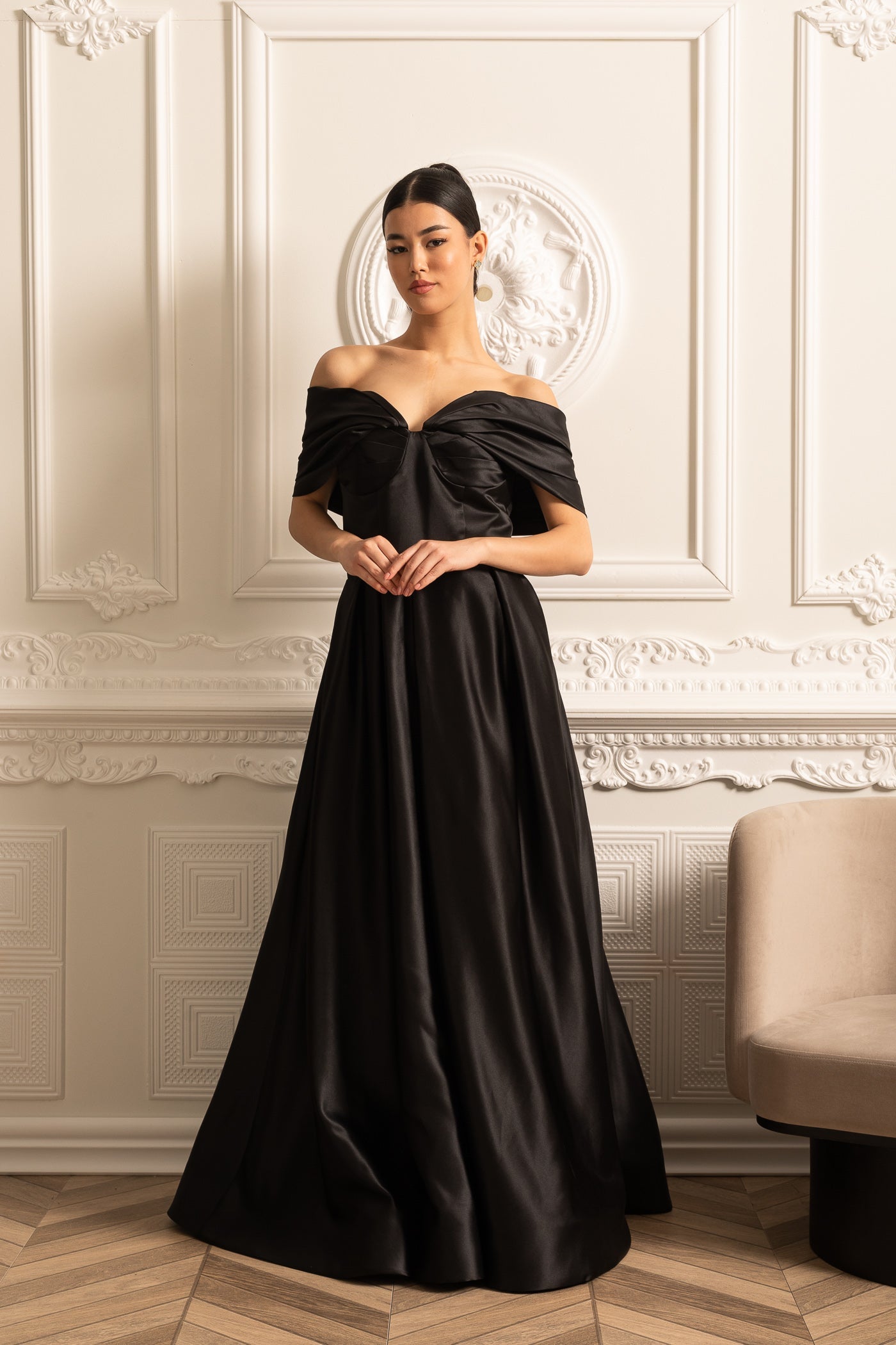 Schulterfreies Satin-Kleid mit drapiertem Rock und Rückenverschluss mit Schnürung - Schwarz