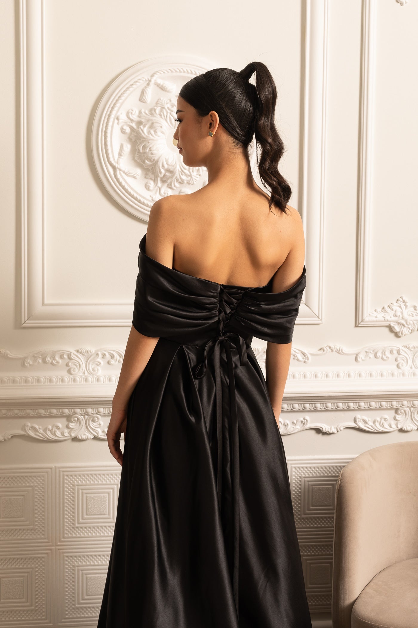 Schulterfreies Satin-Kleid mit drapiertem Rock und Rückenverschluss mit Schnürung - Schwarz