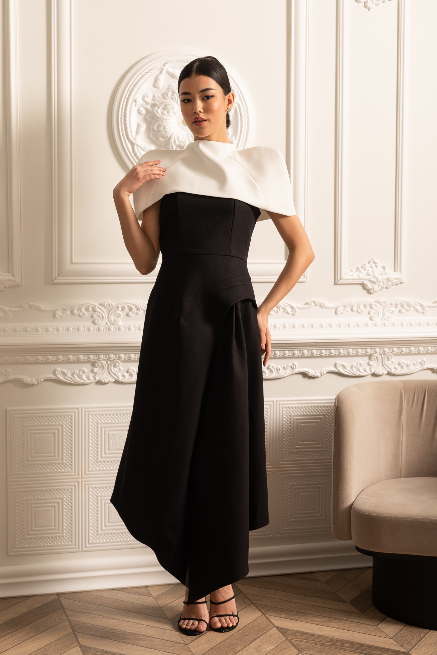 Elegantes asymmetrisches Kleid mit kontrastierendem, abnehmbarem weißem Capelet – Schwarz