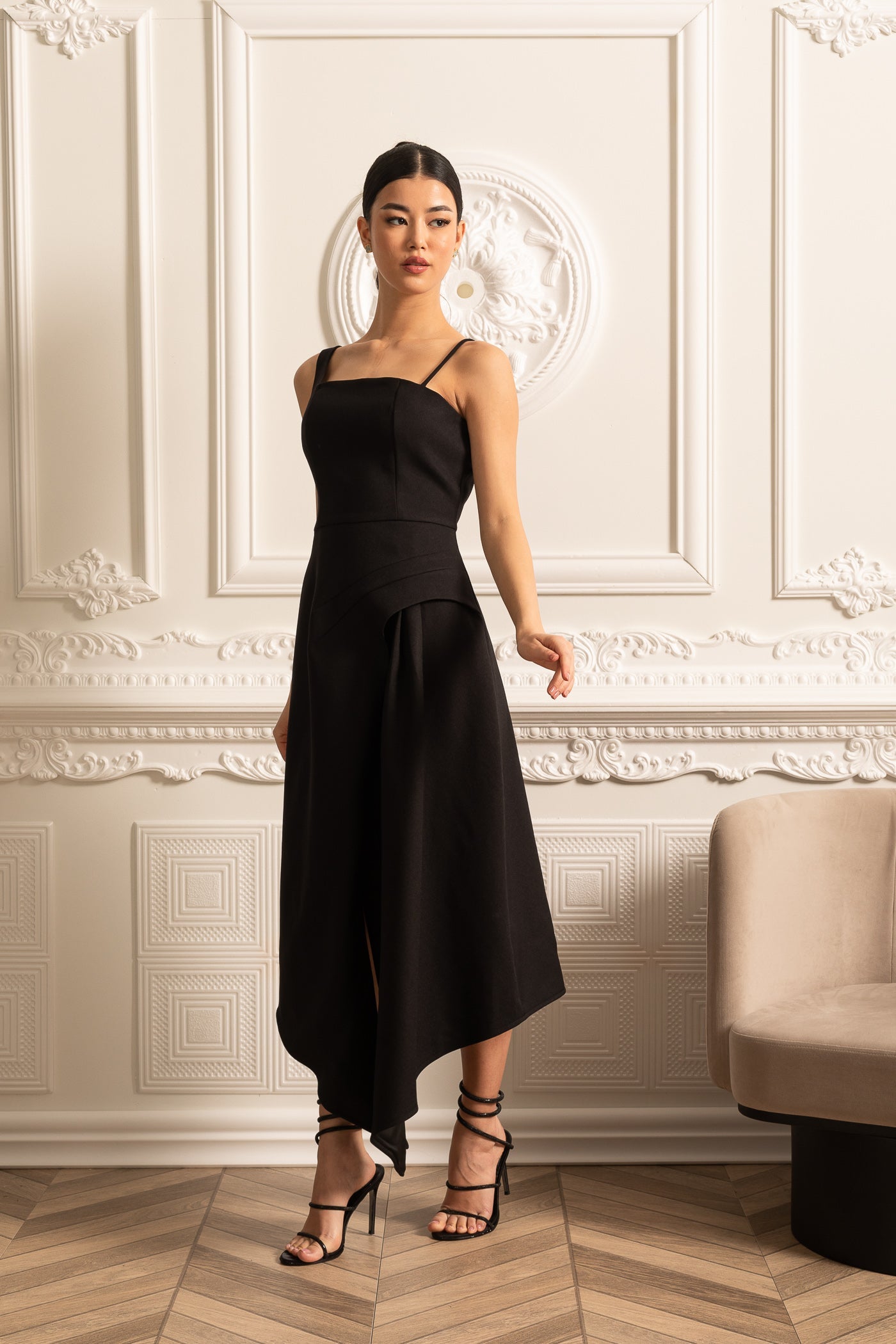 Elegantes asymmetrisches Kleid mit kontrastierendem, abnehmbarem weißem Capelet – Schwarz