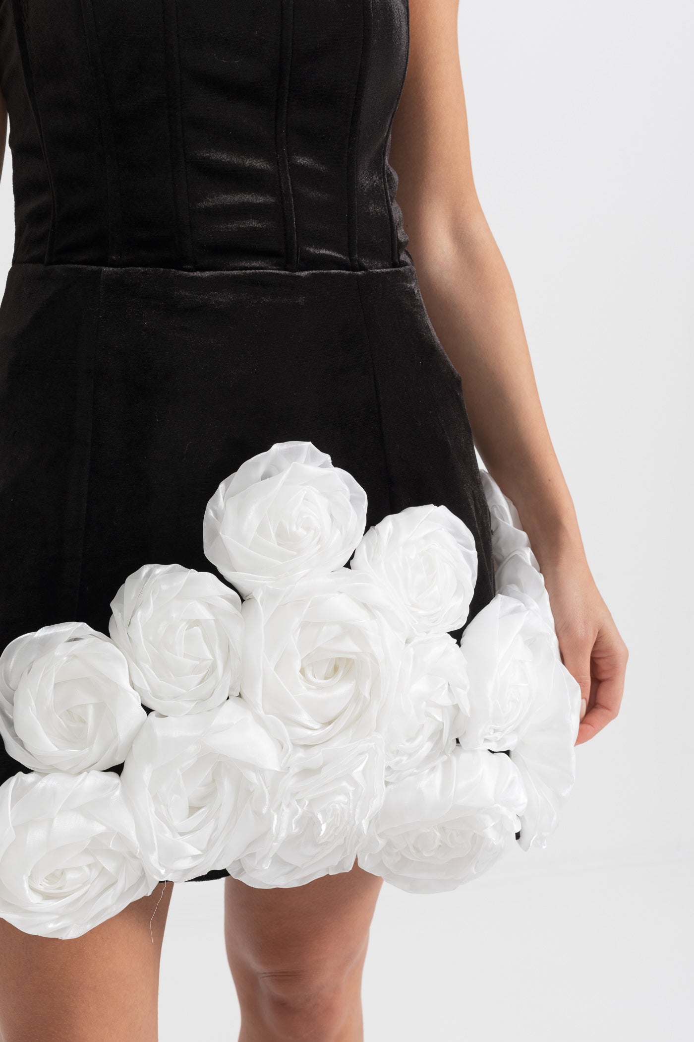 Elegantes Minikleid mit weißen Rosenverzierungen - Schwarz