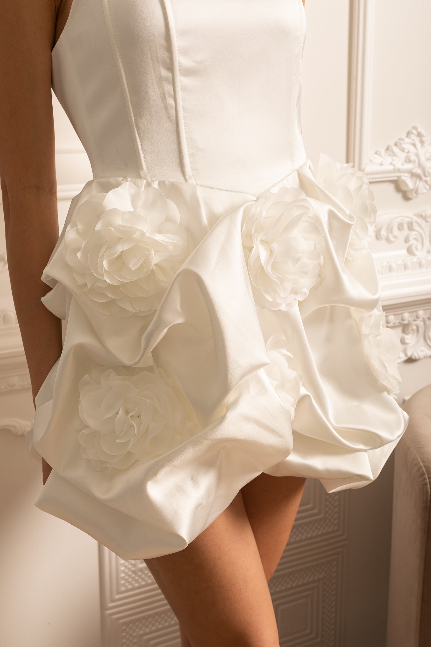 Satin-Minikleid mit gerafftem Stoff, floraler Minirock - Weiß