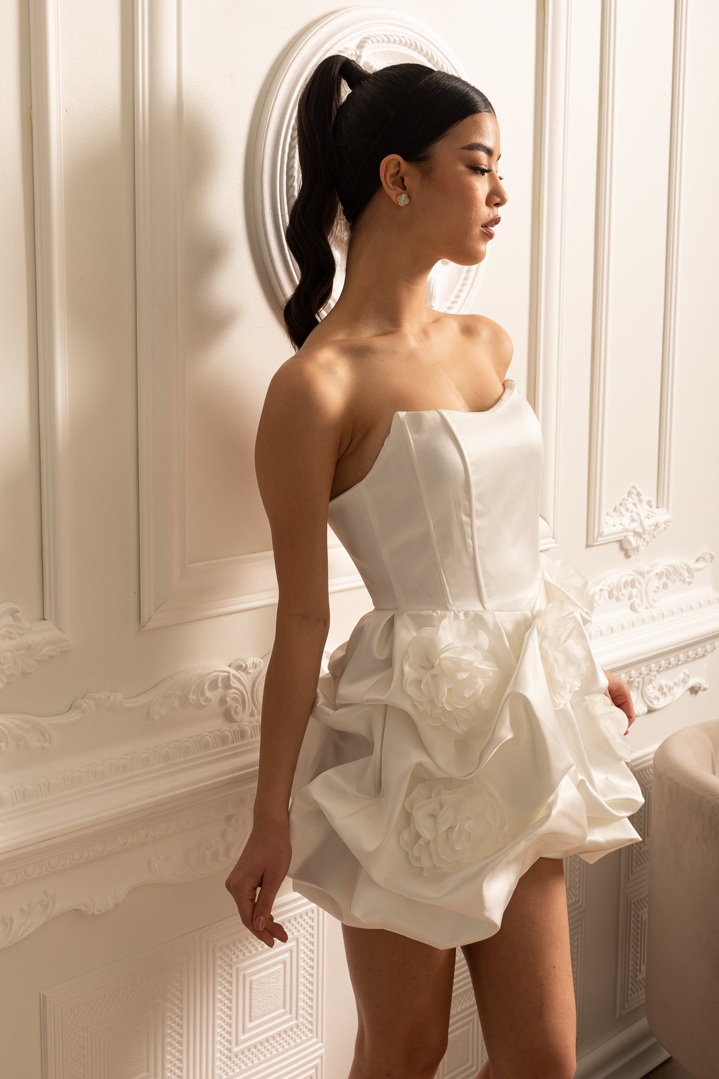 Satin-Minikleid mit gerafftem Stoff, floraler Minirock - Weiß