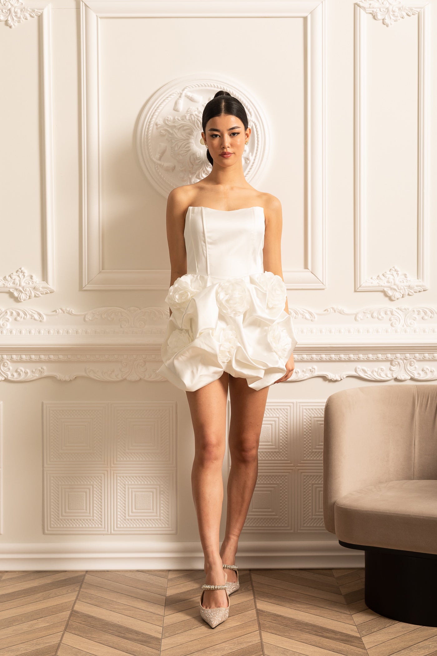 Satin-Minikleid mit gerafftem Stoff, floraler Minirock - Weiß