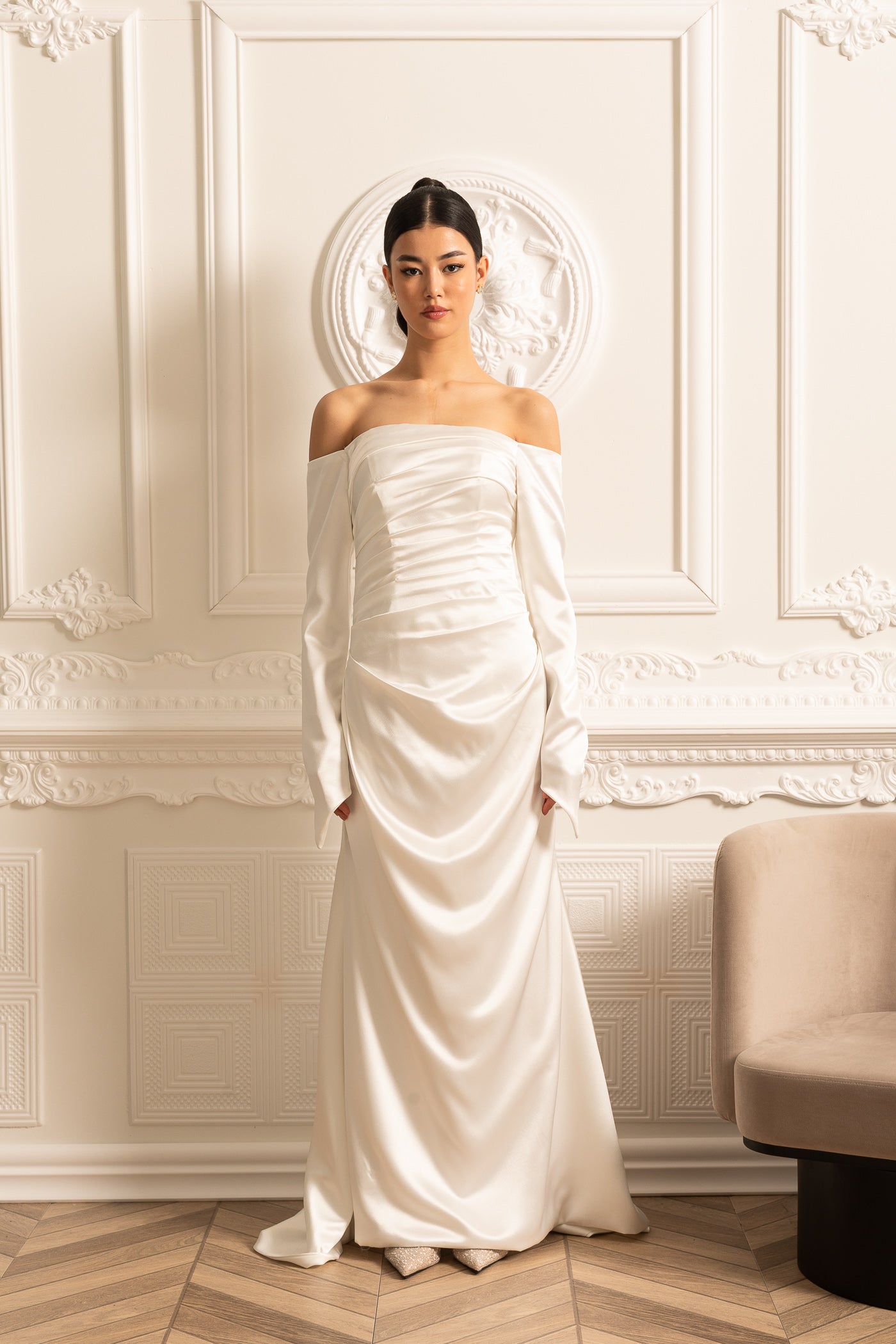 Schulterfreies Satinkleid mit gerafftem Design und drapiertem Rock - Weiß