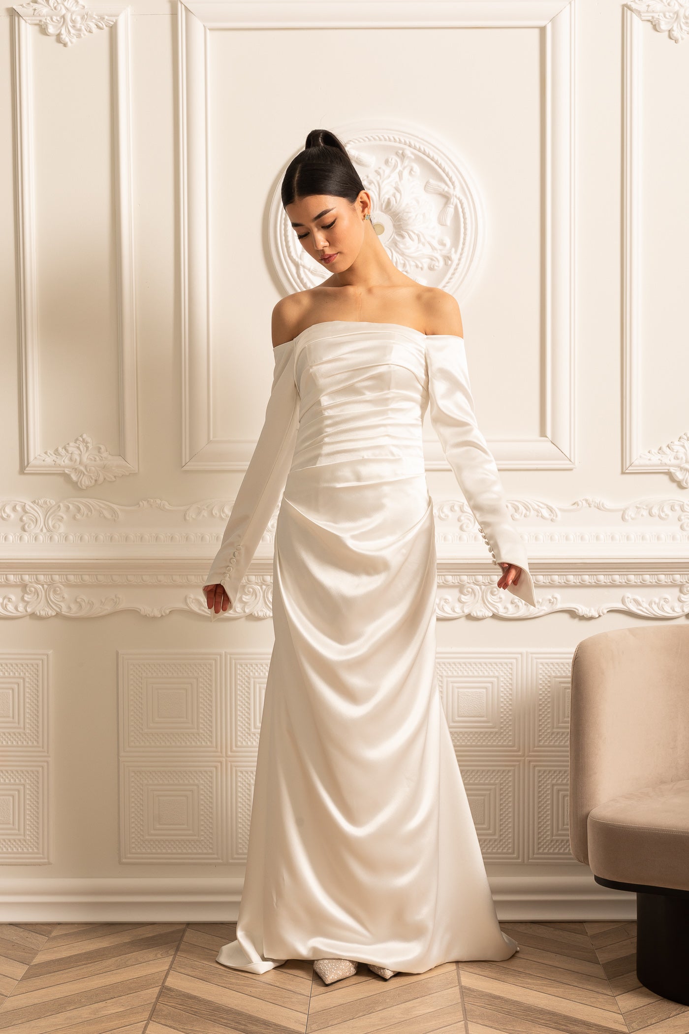 Schulterfreies Satinkleid mit gerafftem Design und drapiertem Rock - Weiß