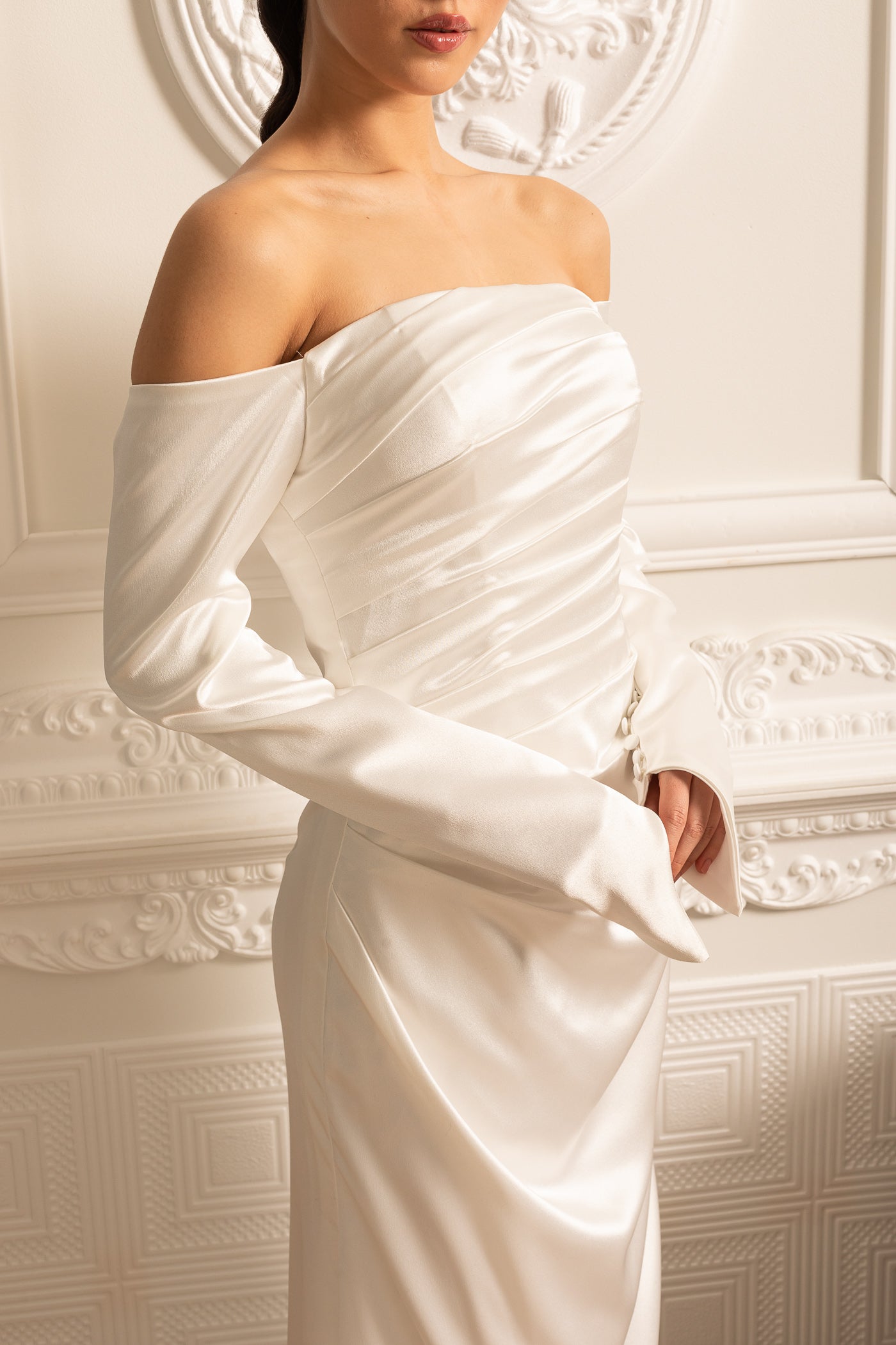 Schulterfreies Satinkleid mit gerafftem Design und drapiertem Rock - Weiß