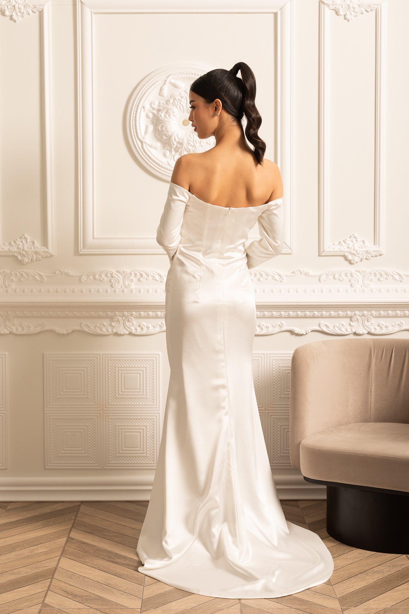 Schulterfreies Satinkleid mit gerafftem Design und drapiertem Rock - Weiß