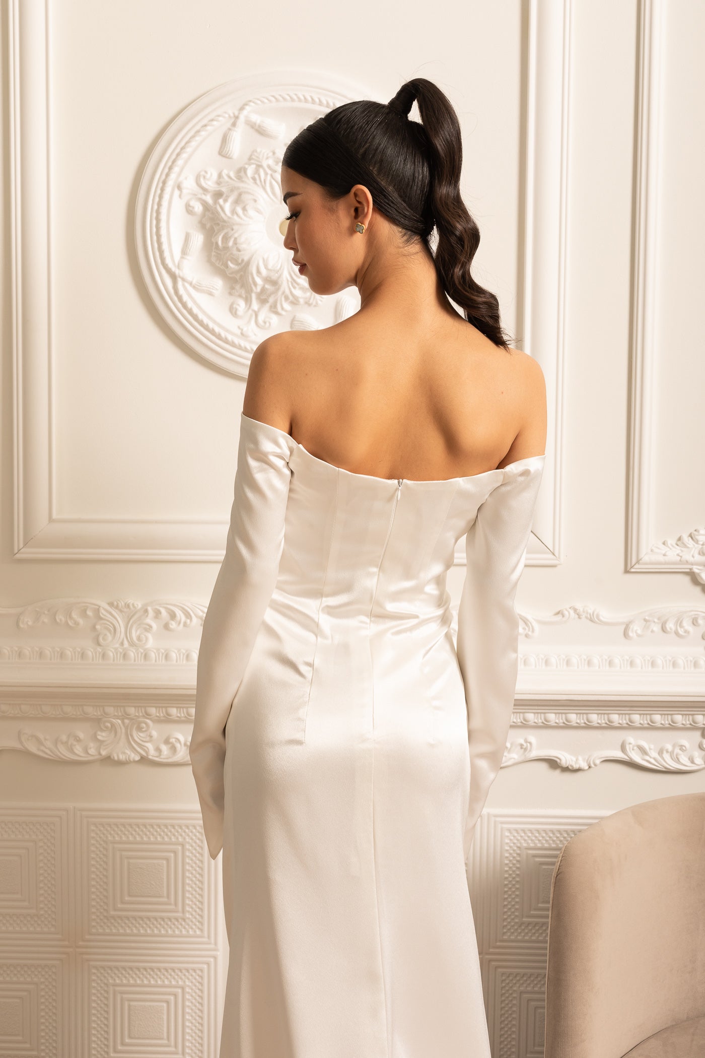 Schulterfreies Satinkleid mit gerafftem Design und drapiertem Rock - Weiß