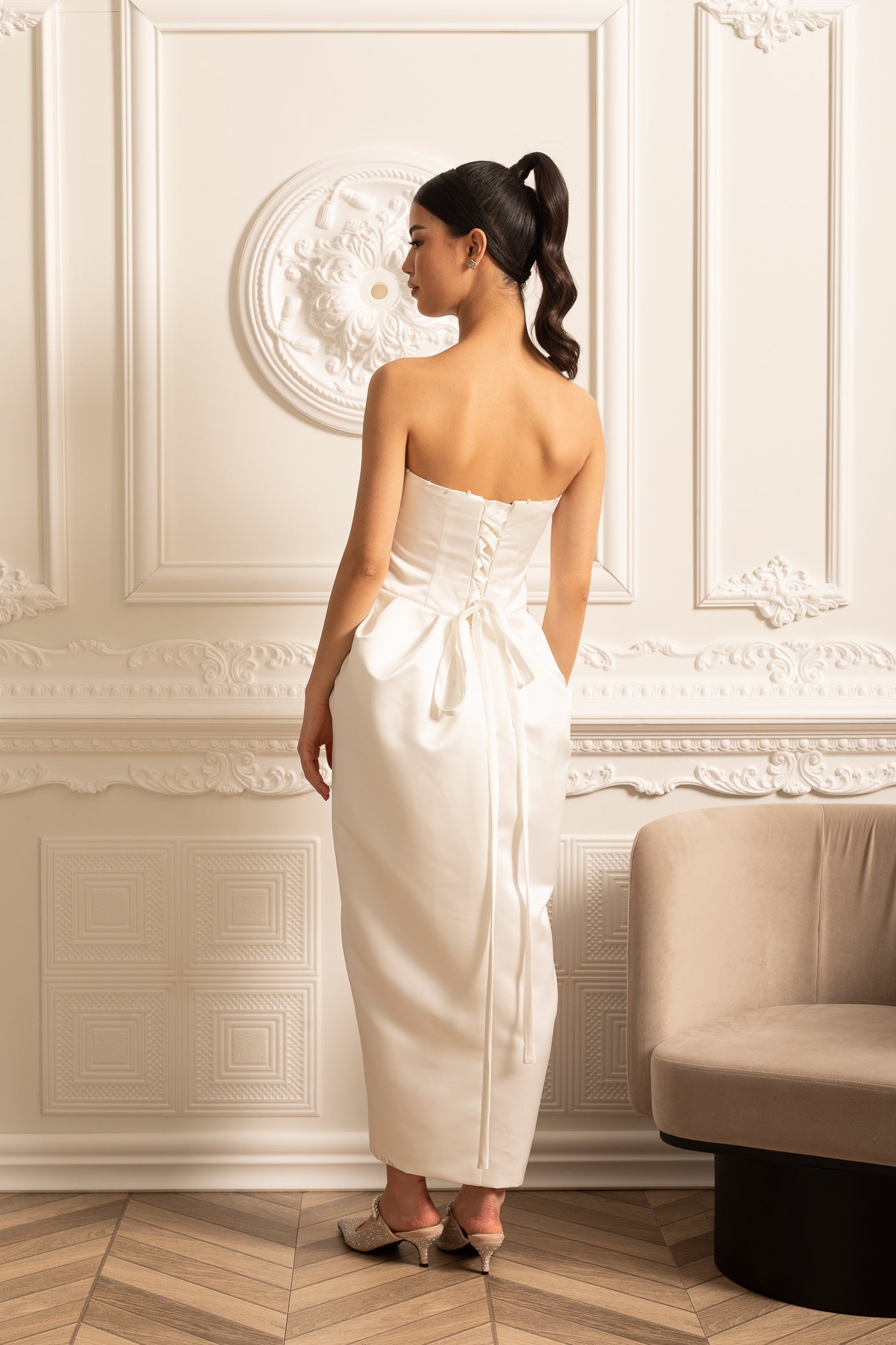 Trägerloses Midikleid mit gerafften Brustdetails – Weiß