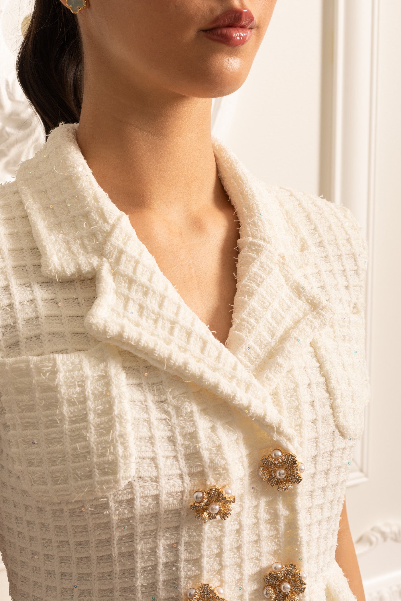 Gestricktes Midikleid mit goldenen Knöpfen und Peplum-Taillierung – Weiß