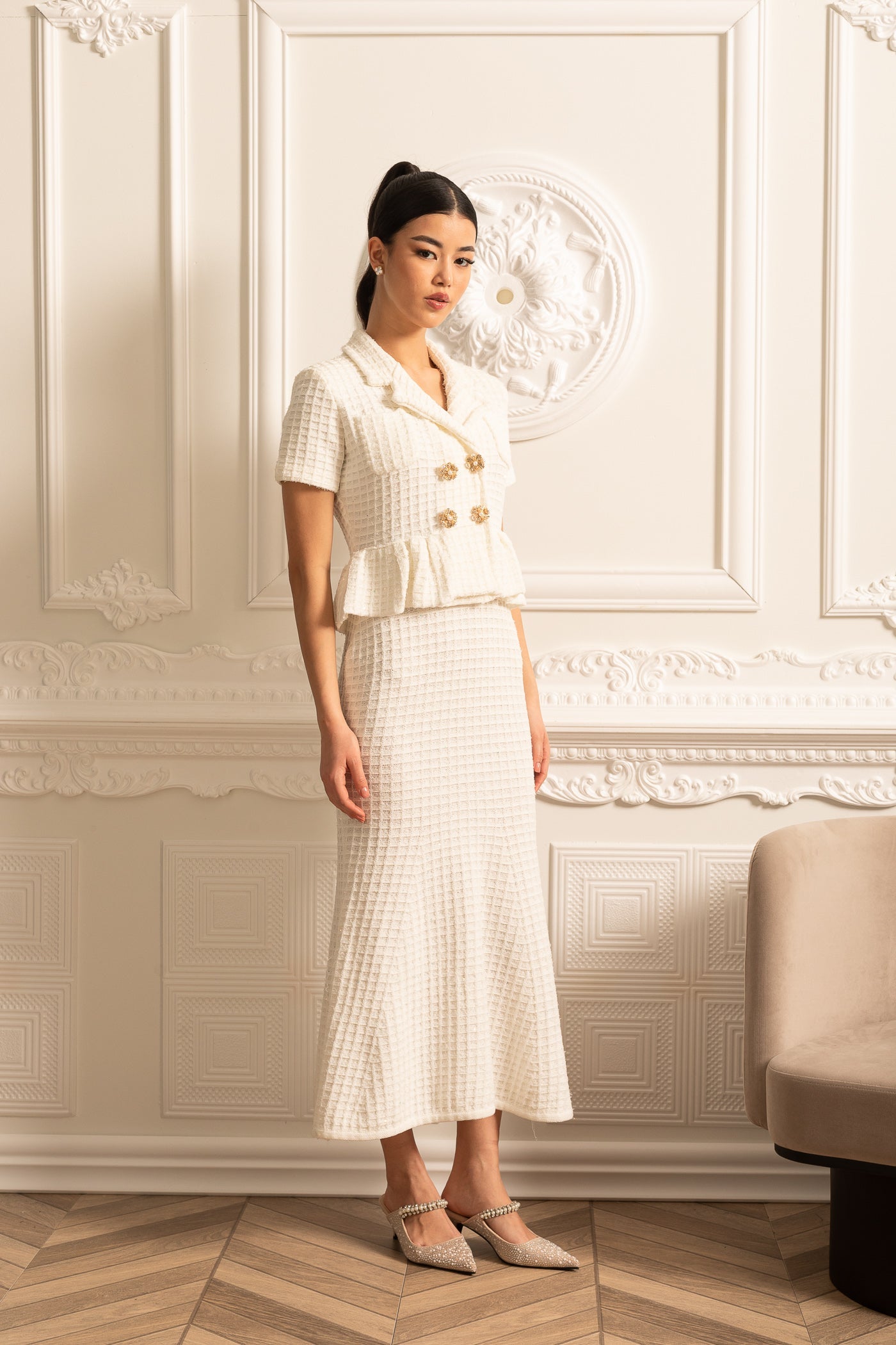 Gestricktes Midikleid mit goldenen Knöpfen und Peplum-Taillierung – Weiß