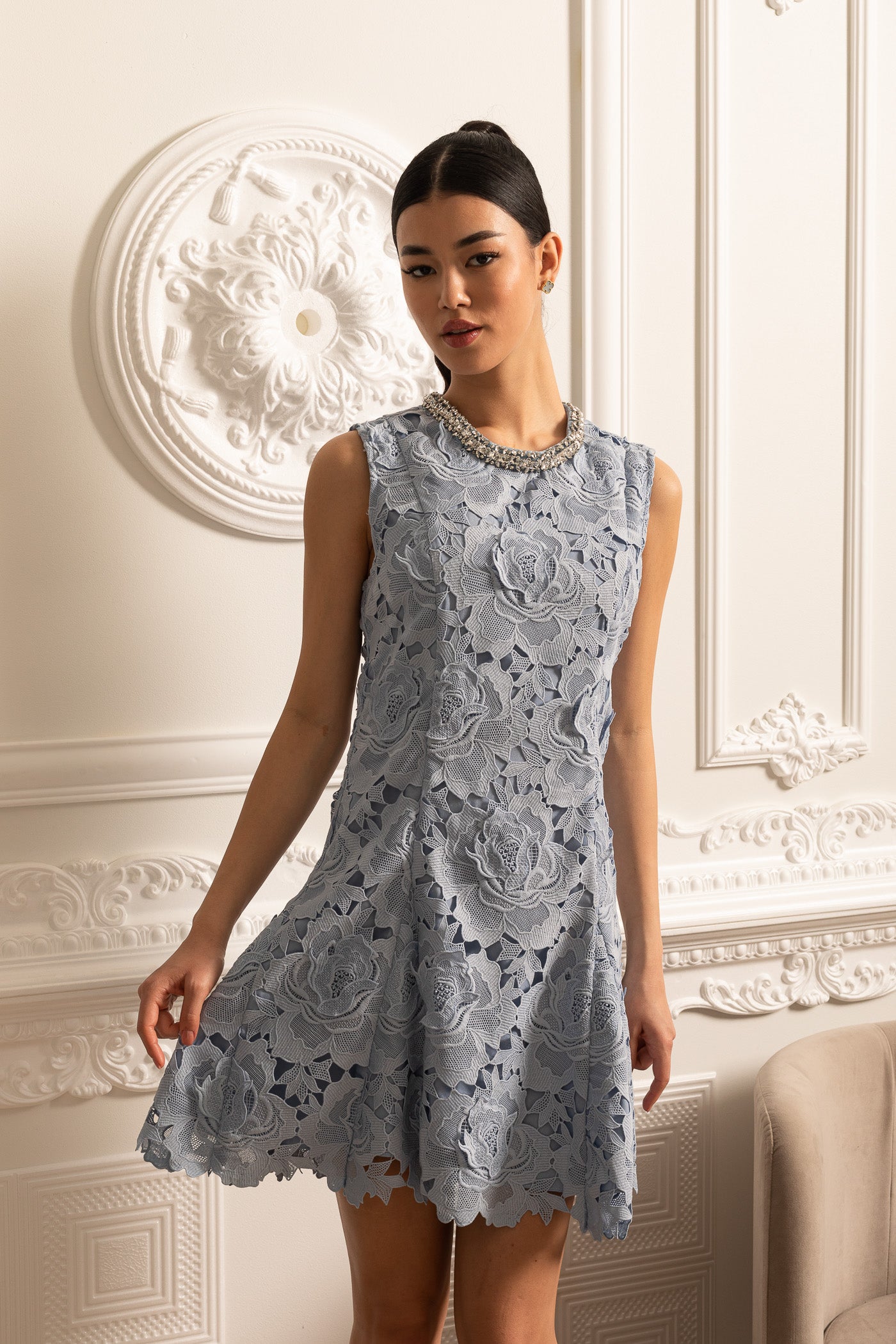 Mini-Kleid mit floraler Spitze und funkelndem Ausschnitt – Blau