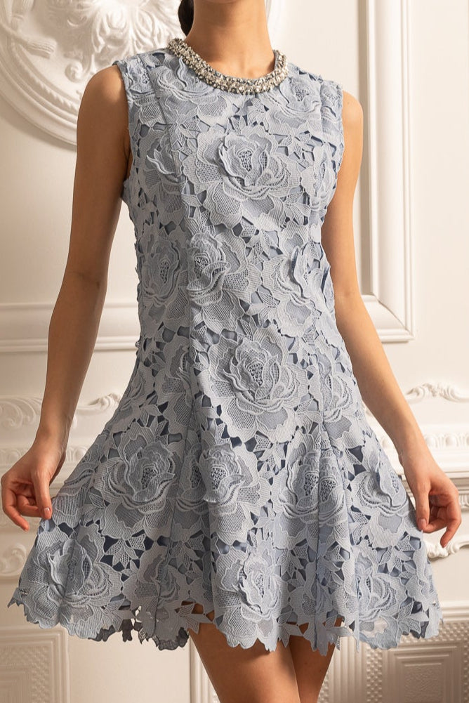 Mini-Kleid mit floraler Spitze und funkelndem Ausschnitt – Blau