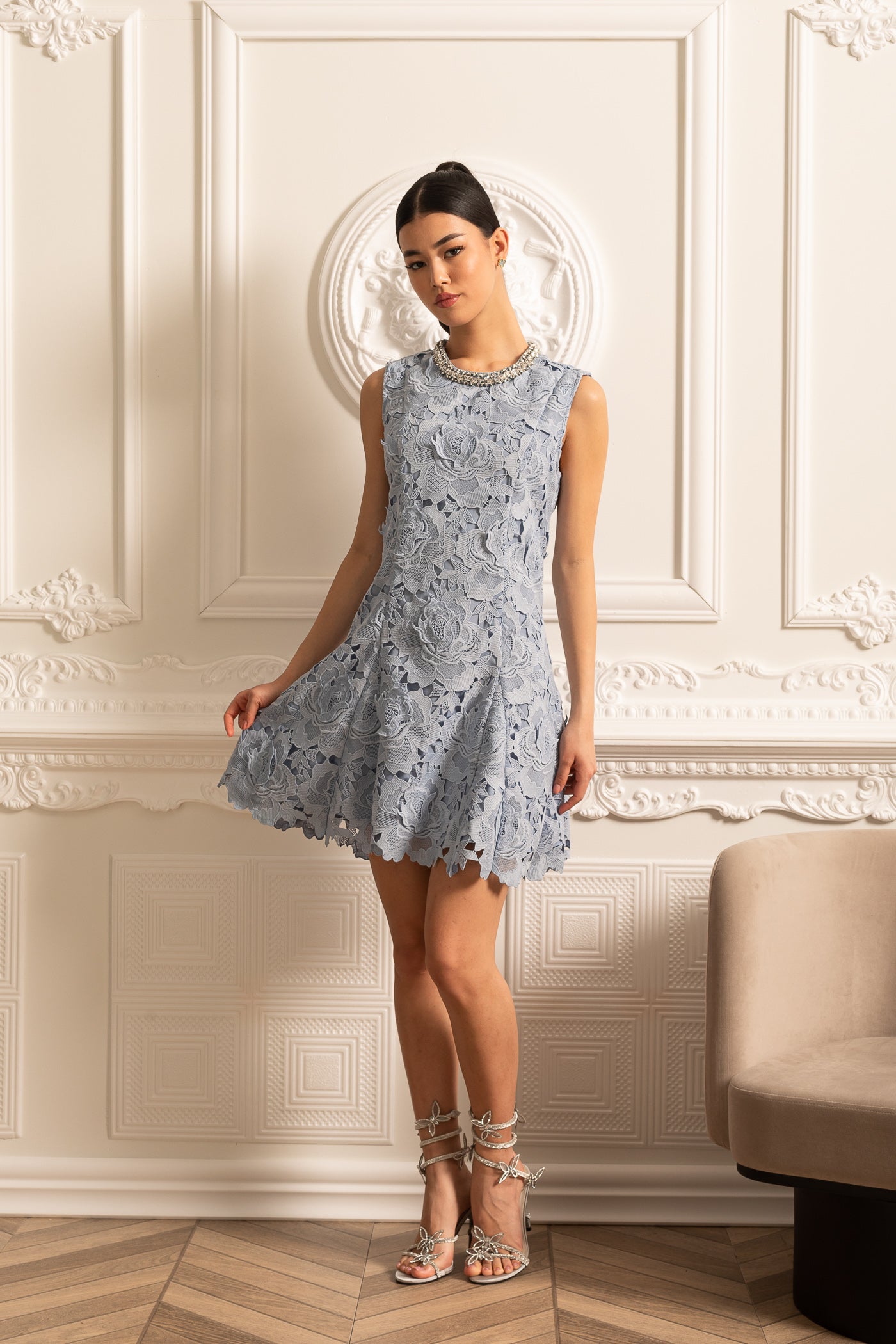 Mini-Kleid mit floraler Spitze und funkelndem Ausschnitt – Blau
