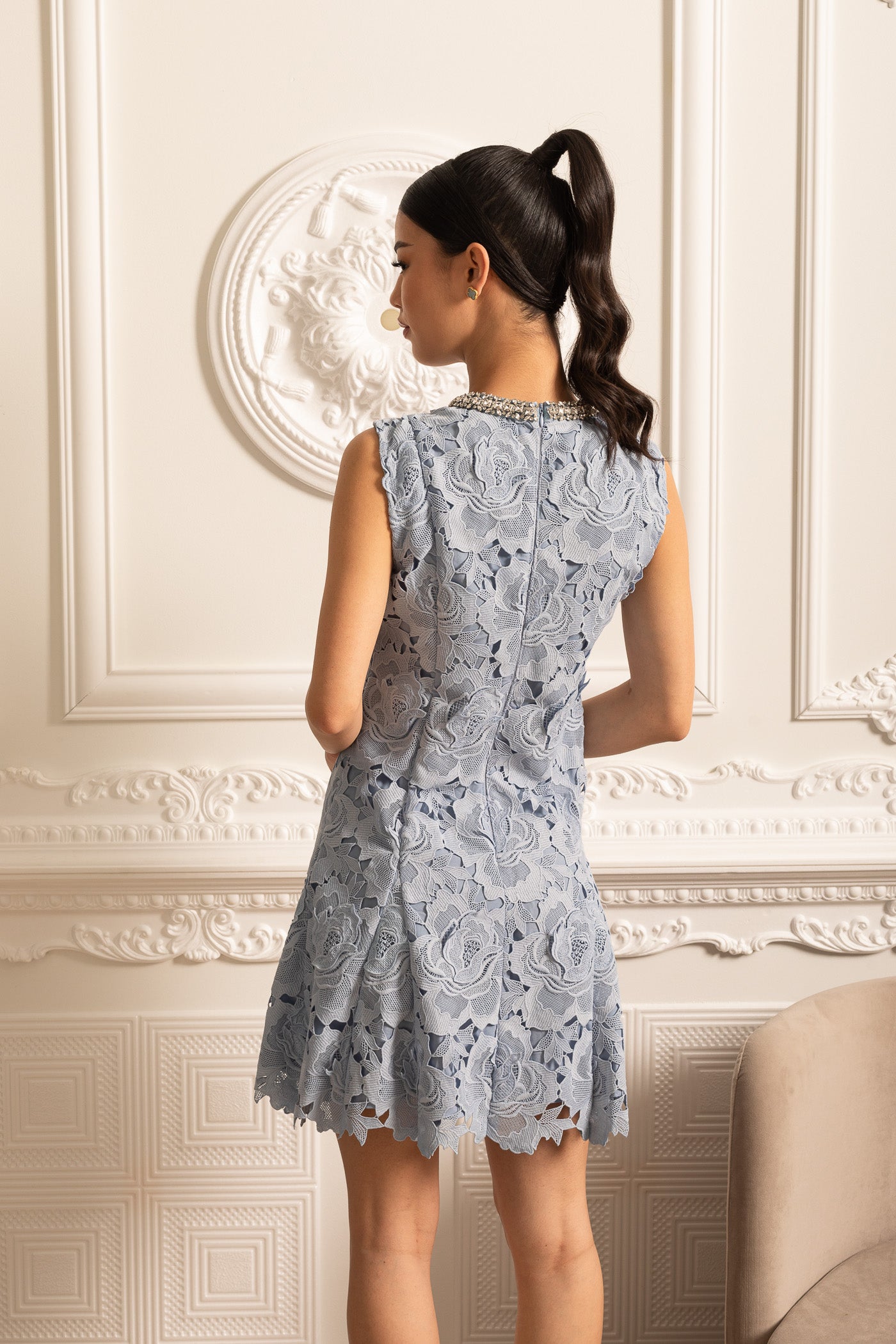 Mini-Kleid mit floraler Spitze und funkelndem Ausschnitt – Blau
