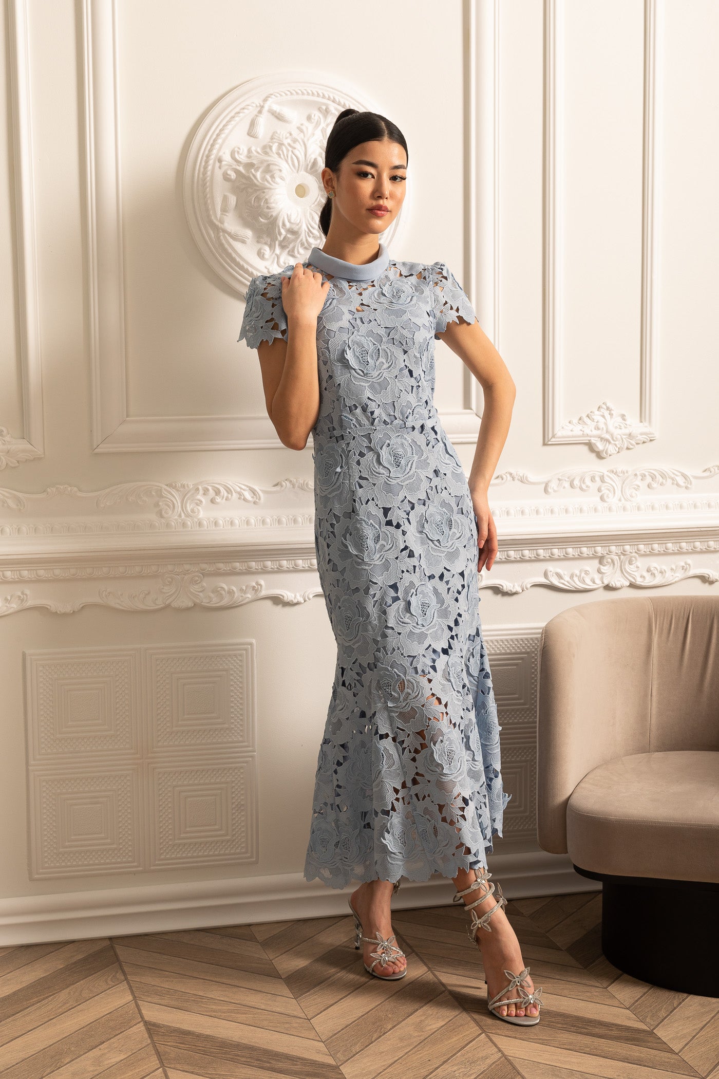 Spitzenkleid mit Blumenmuster, hohem Kragen und Midirock – Blau