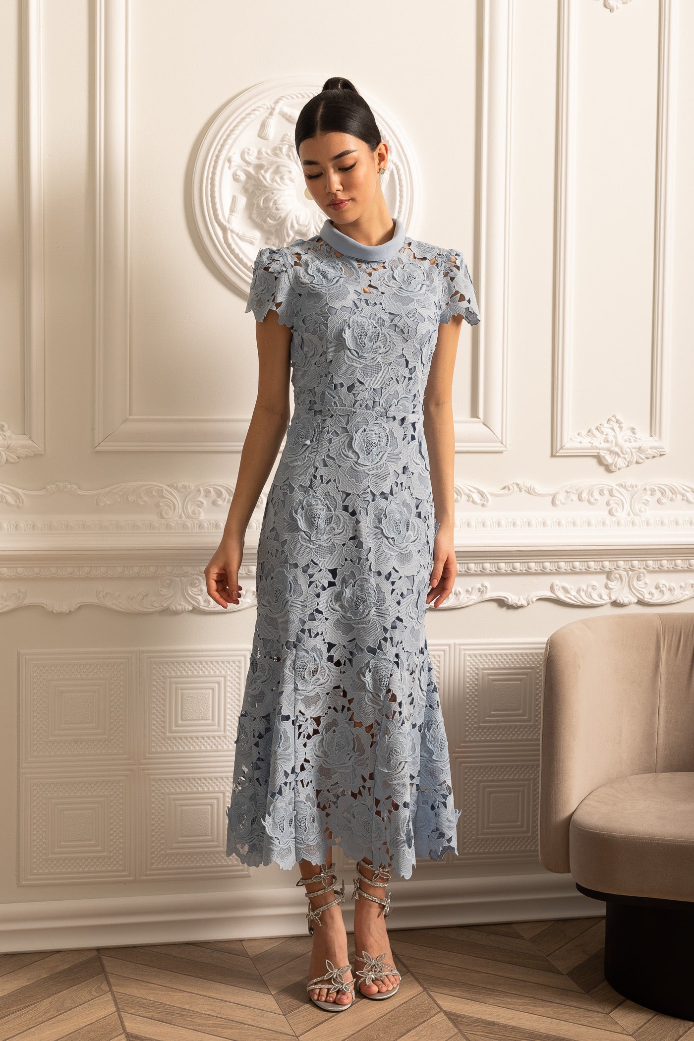 Spitzenkleid mit Blumenmuster, hohem Kragen und Midirock – Blau