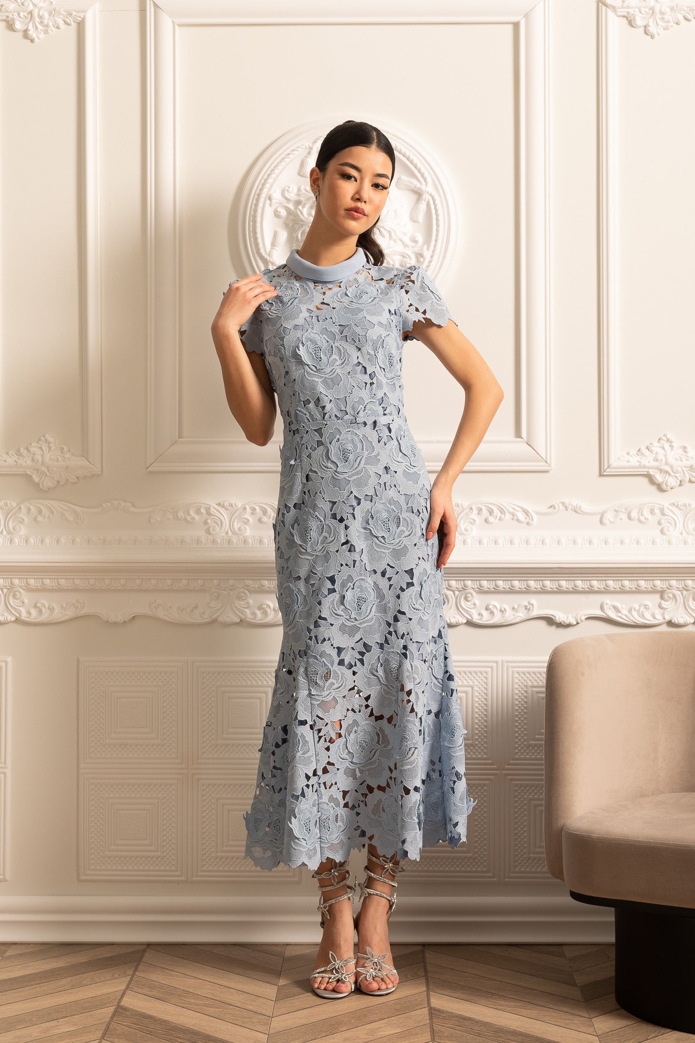 Spitzenkleid mit Blumenmuster, hohem Kragen und Midirock – Blau
