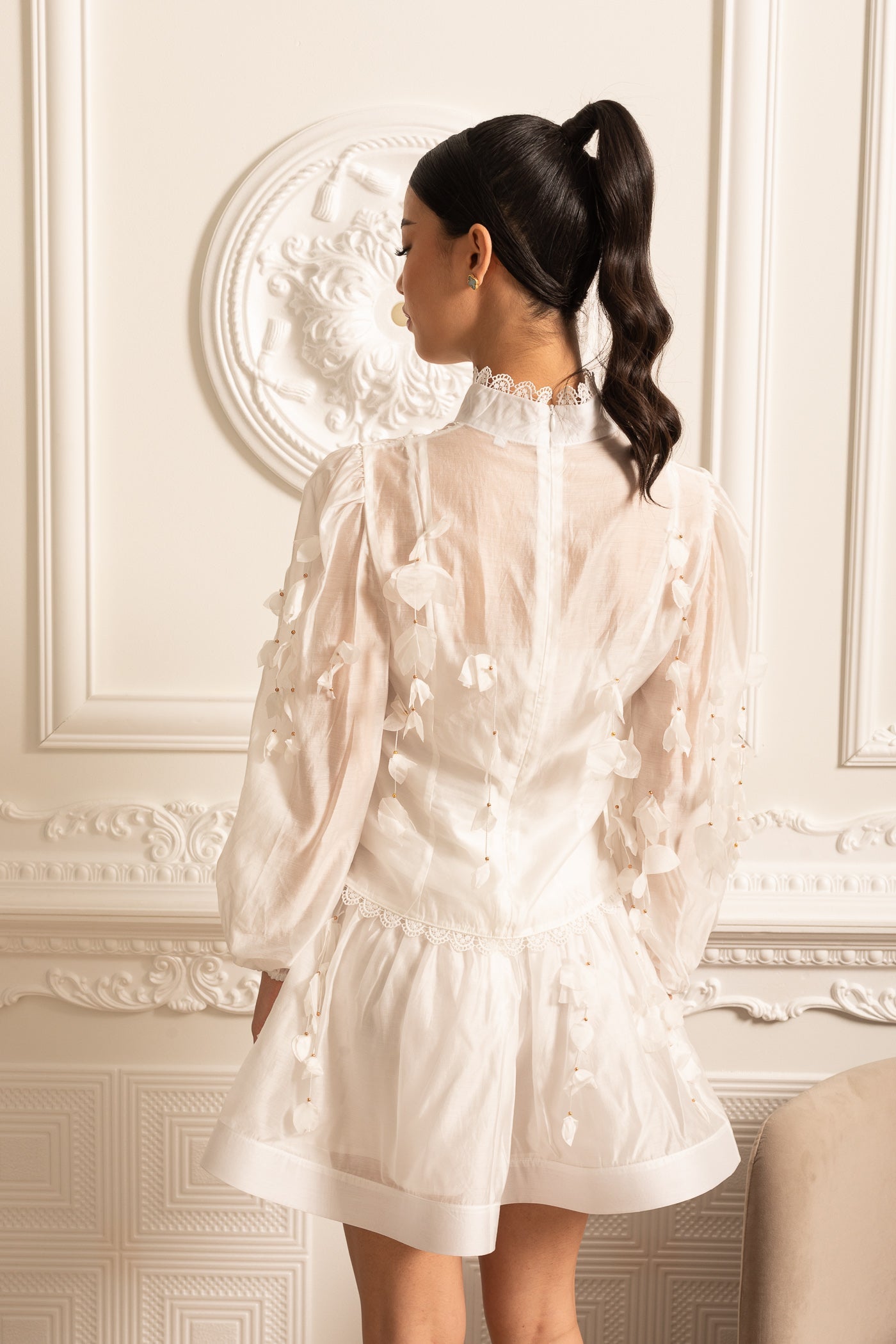 Elegantes Floral-Co-Ord mit zarten Spitzenbesätzen – Weiß