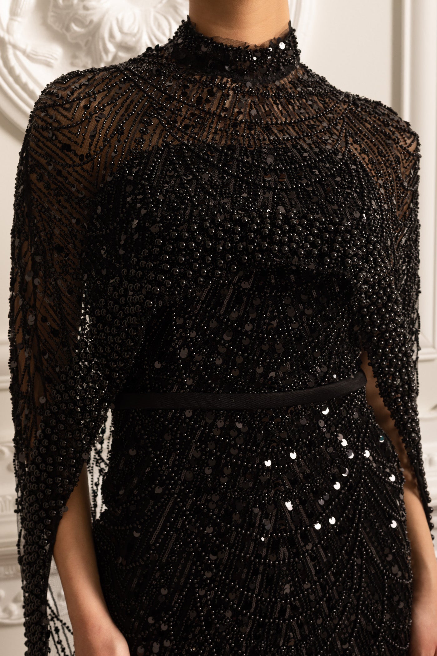 Glamouröses Perlenbesetztes Kleid mit abnehmbarem Schleier – Schwarz