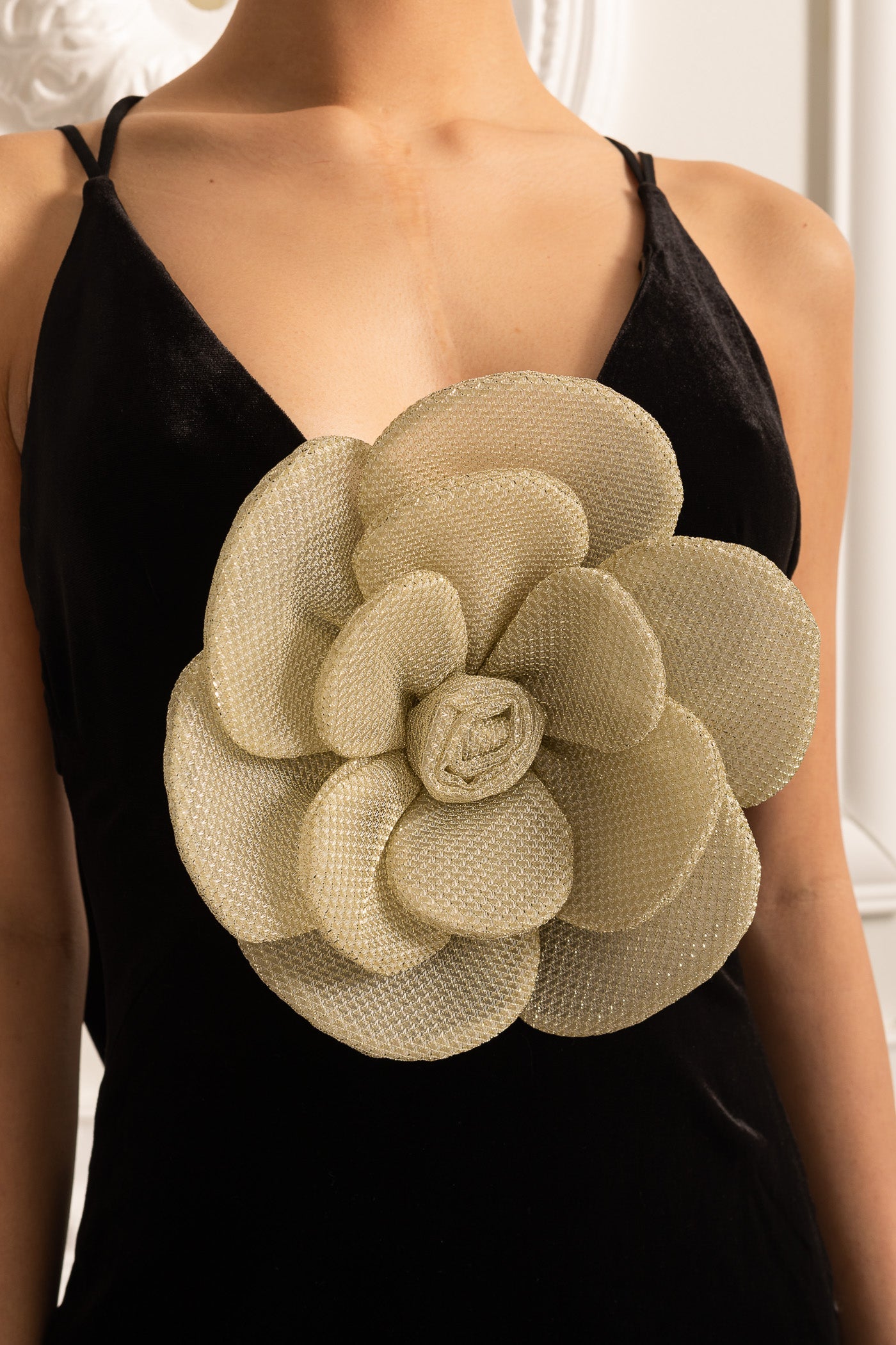 Floral verzierte Robe mit Rückenausschnitt - Schwarz